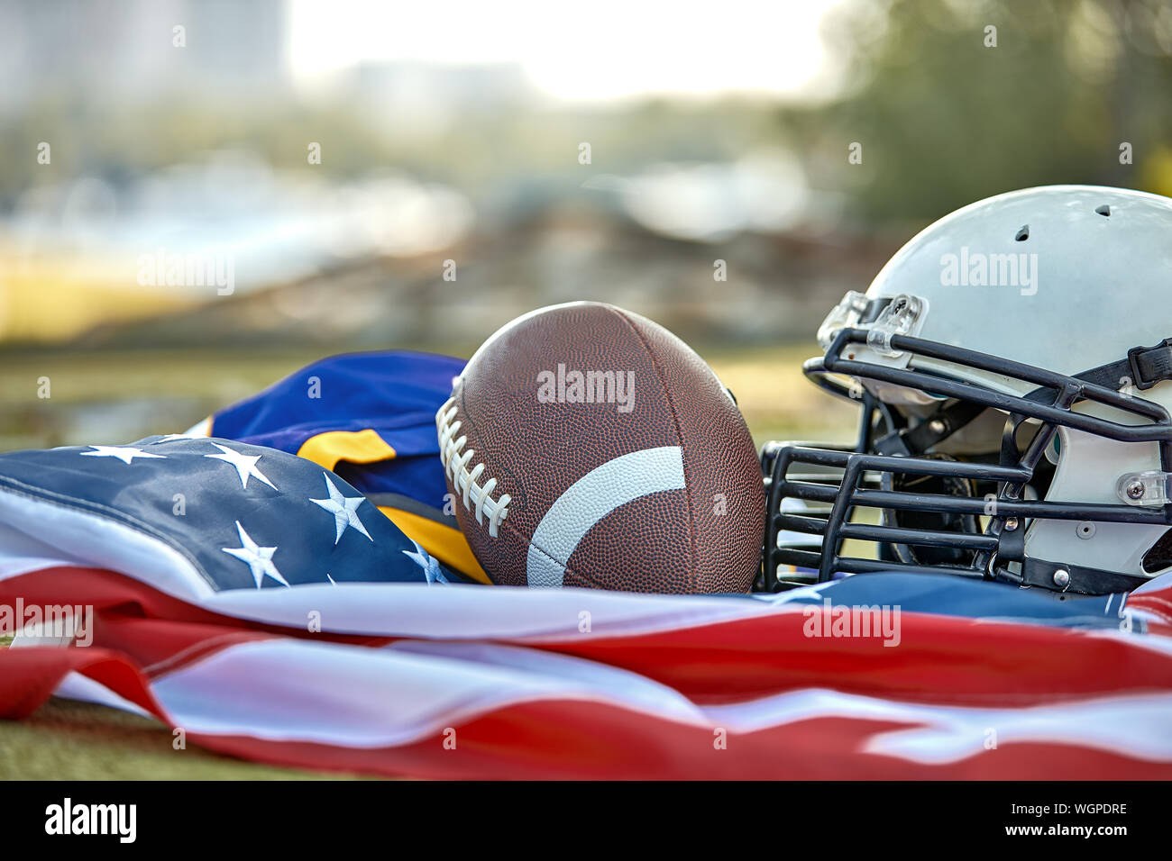 American football Konzept. American Football Ausrüstung, Helm, Kugel  close-up auf dem Hintergrund der amerikanischen Flagge. Patriotismus  Stockfotografie - Alamy