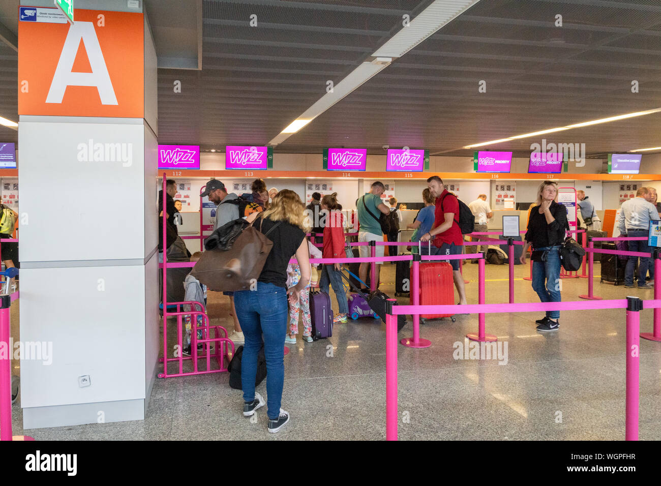 Warschau Polen Juli 2019 Wizz Air Check In Schalter Und Passagiere Am Flughafen Warschau Chopin Warten Wizz Air Ist Eine Ungarische Billigfluggesellschaft Stockfotografie Alamy
