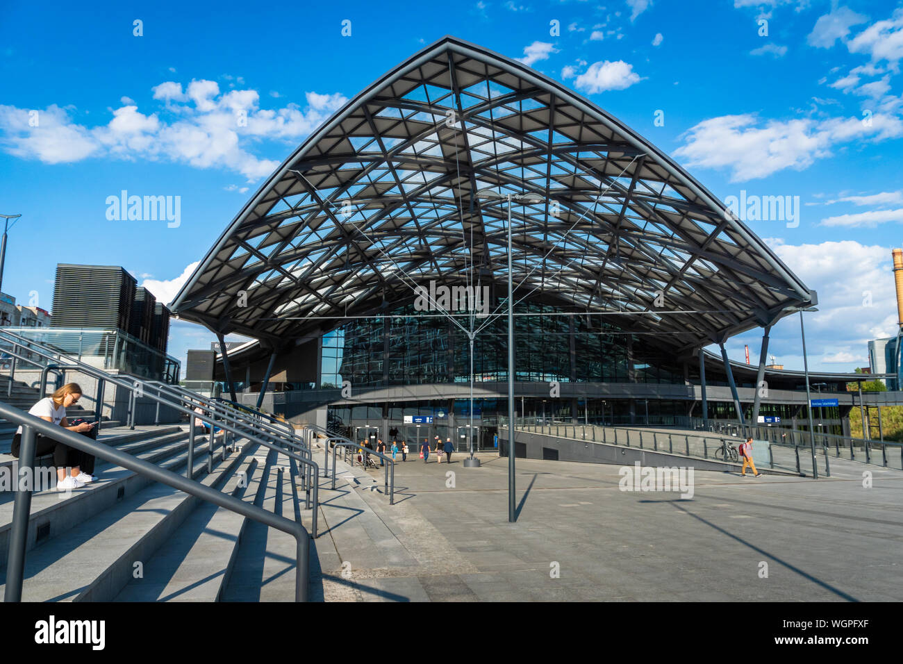 Lodz, Polen - Juli, 2019: Lodz Fabryczna Bahnhof neue moderne Architektur und Passagiere gibt. Stockfoto
