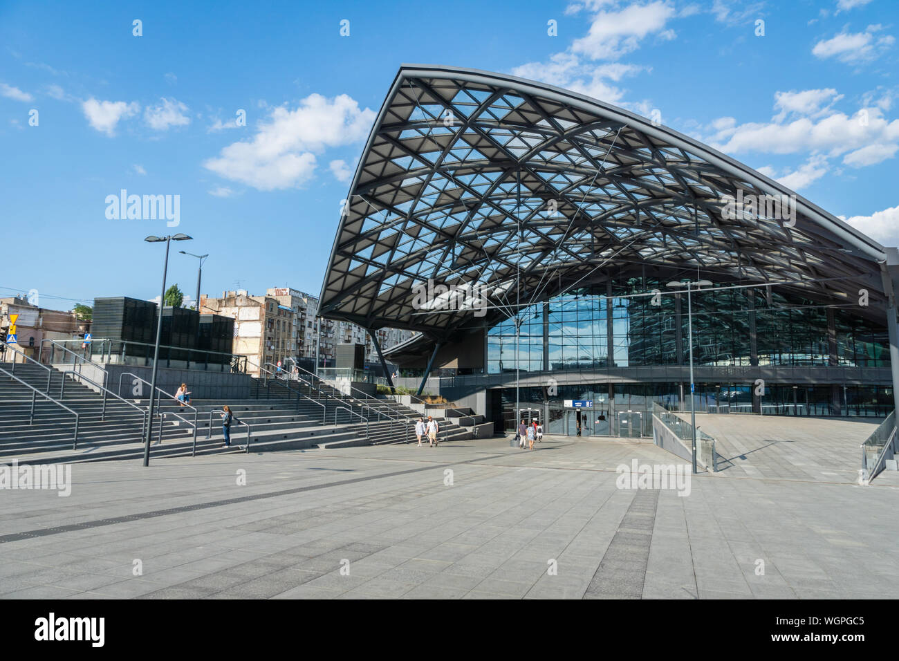 Lodz, Polen - Juli, 2019: Lodz Fabryczna Bahnhof neue moderne Architektur und Passagiere gibt. Stockfoto