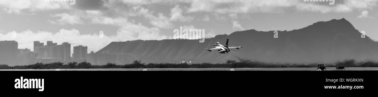 Oklahoma Air National Guard, Tulsa Viper fährt über ein Honolulu Skyline bei einer Wache Aloha 19-2 Übung 12.08.29, 2019, Joint Base Pearl Harbor-Hickam, Hawaii. Das California Air National Guard Übung wird mehrmals im Jahr statt Flugzeug mit unterschiedlichen Combat Training unter den Teilnehmenden fliegen und Support Einheiten zur Verfügung zu stellen. (U.S. Air National Guard Foto von Master Sgt. C.T. Michael) Stockfoto
