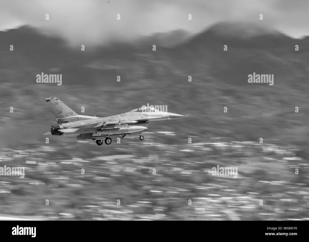 Oklahoma Air National Guard, Tulsa Viper im Endanflug während einer Sentry Aloha 19-2 Übung 12.08.28, 2019, Joint Base Pearl Harbor-Hickam, Hawaii. Sentry Aloha bietet den Teilnehmern eine facettenreiche, gemeinsamen Schauplatz mit Unterstützung der Infrastruktur und Personal. (U.S. Air National Guard Foto von Master Sgt. C.T. Michael) Stockfoto