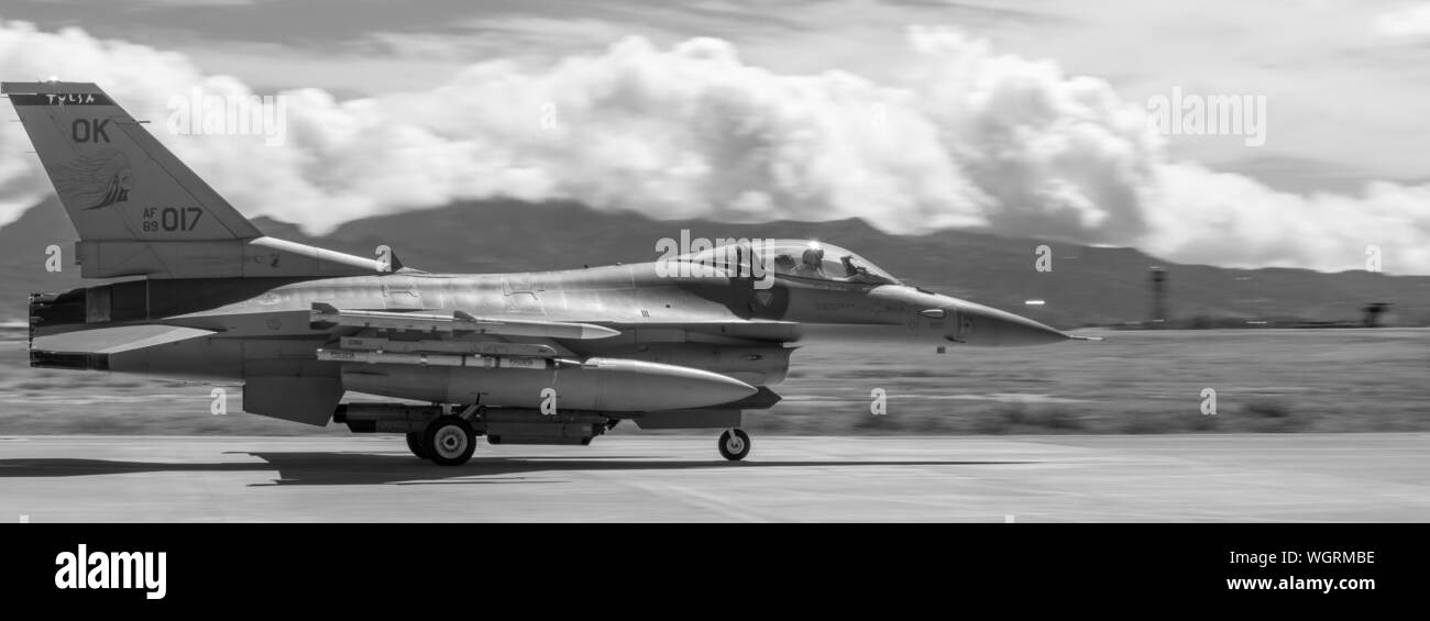 Oklahoma Air National Guard, Tulsa Viper im Endanflug während einer Sentry Aloha 19-2 Übung 12.08.28, 2019, Joint Base Pearl Harbor-Hickam, Hawaii. Sentry Aloha bietet den Teilnehmern eine facettenreiche, gemeinsamen Schauplatz mit Unterstützung der Infrastruktur und Personal. (U.S. Air National Guard Foto von Master Sgt. C.T. Michael) Stockfoto