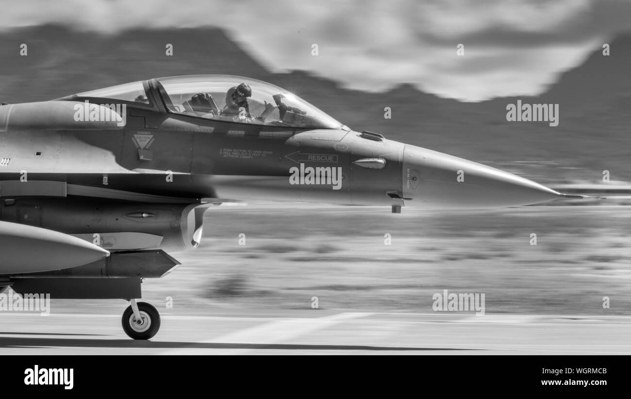 Oklahoma Air National Guard, Tulsa Viper Pilot gibt einen Shaka Zeichen während einer Sentry Aloha 19-2 Übung 12.08.28, 2019, Joint Base Pearl Harbor-Hickam, Hawaii. Sentry Aloha bietet den Teilnehmern eine facettenreiche, gemeinsamen Schauplatz mit Unterstützung der Infrastruktur und Personal. (U.S. Air National Guard Foto von Master Sgt. C.T. Michael) Stockfoto