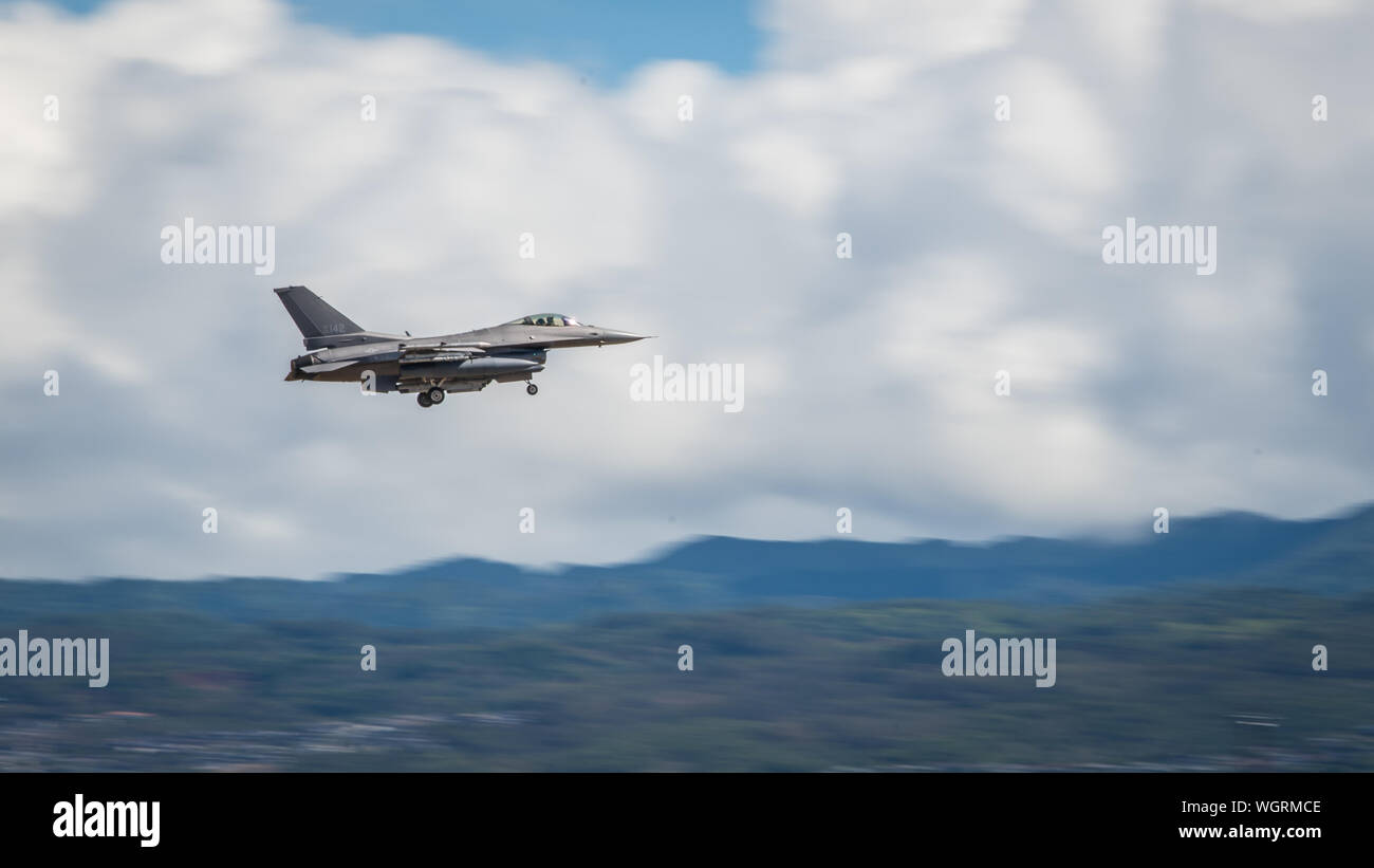 Oklahoma Air National Guard, Tulsa Viper im Endanflug während einer Sentry Aloha 19-2 Übung 12.08.28, 2019, Joint Base Pearl Harbor-Hickam, Hawaii. Sentry Aloha bietet den Teilnehmern eine facettenreiche, gemeinsamen Schauplatz mit Unterstützung der Infrastruktur und Personal. (U.S. Air National Guard Foto von Master Sgt. C.T. Michael) Stockfoto