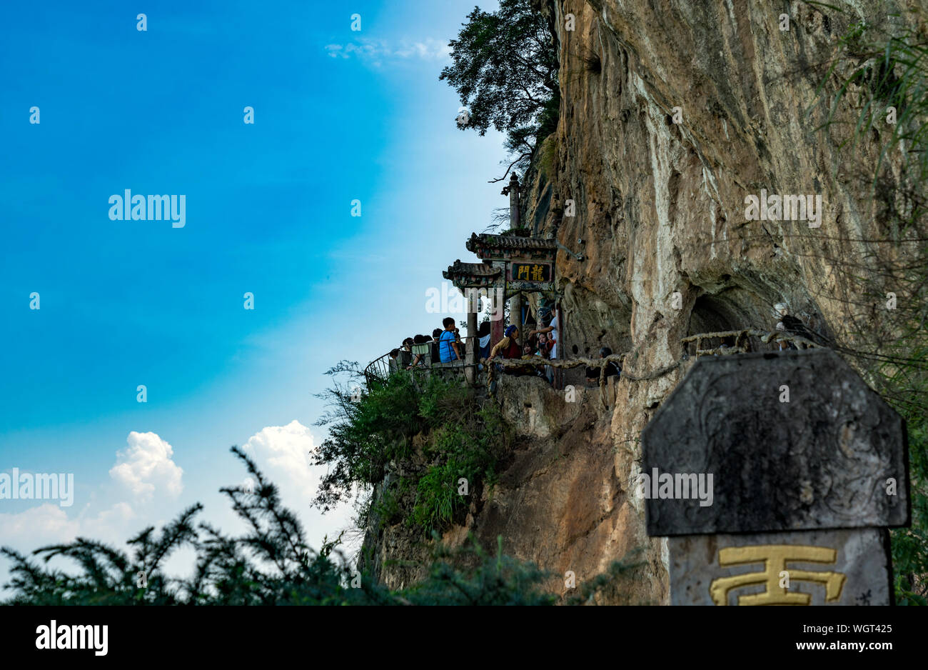 Der berühmteste und Wahrzeichen in Kunming, Longmen Grotte der Xishan Forest Park, Kunming, Yunnan China Besuch mit Kalligraphie schreiben 'Dragon Gate' Stockfoto