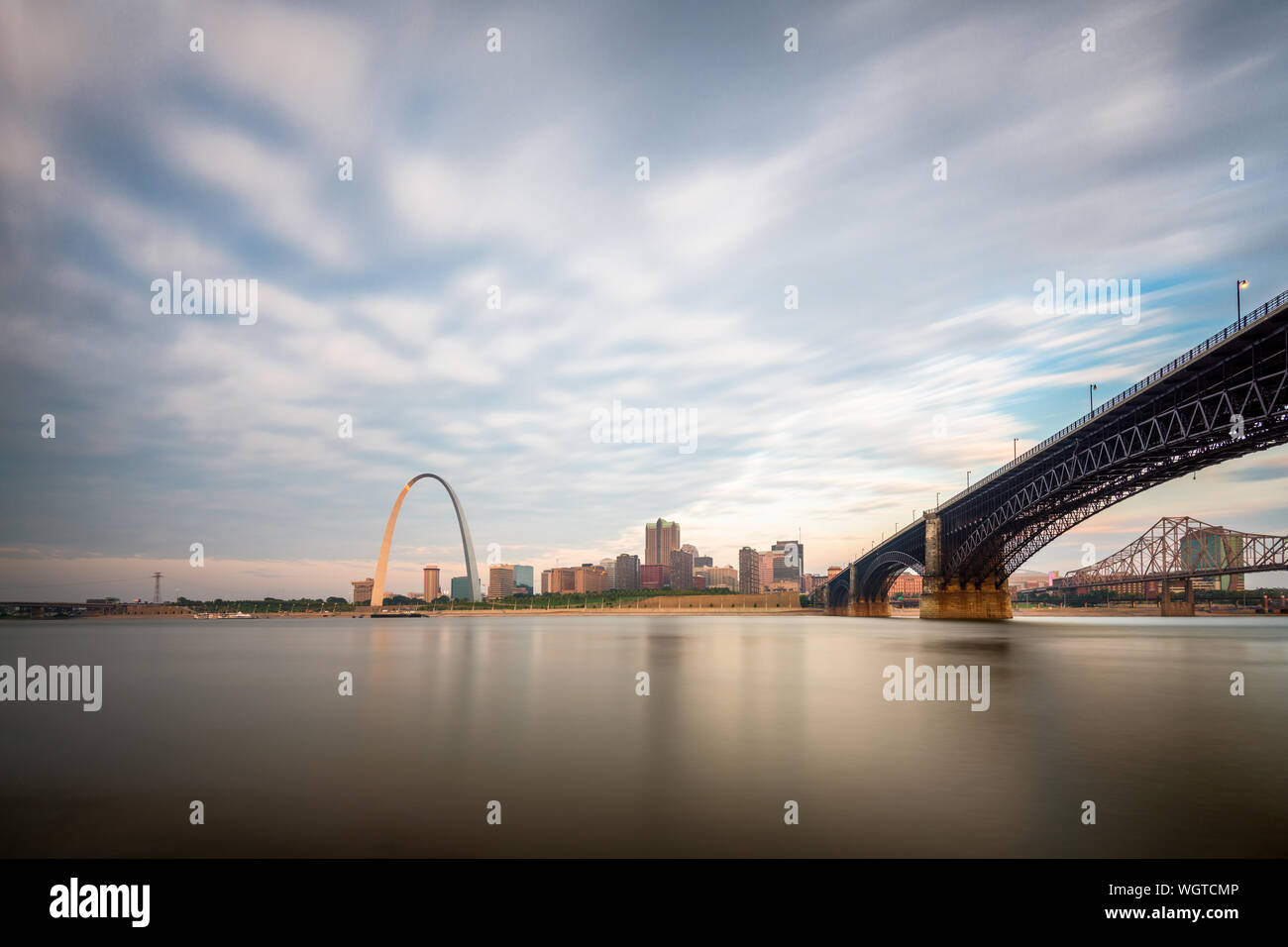 St. Louis, Missouri, USA downtown Stadtbild auf dem Mississippi Fluss in der Dämmerung. Stockfoto