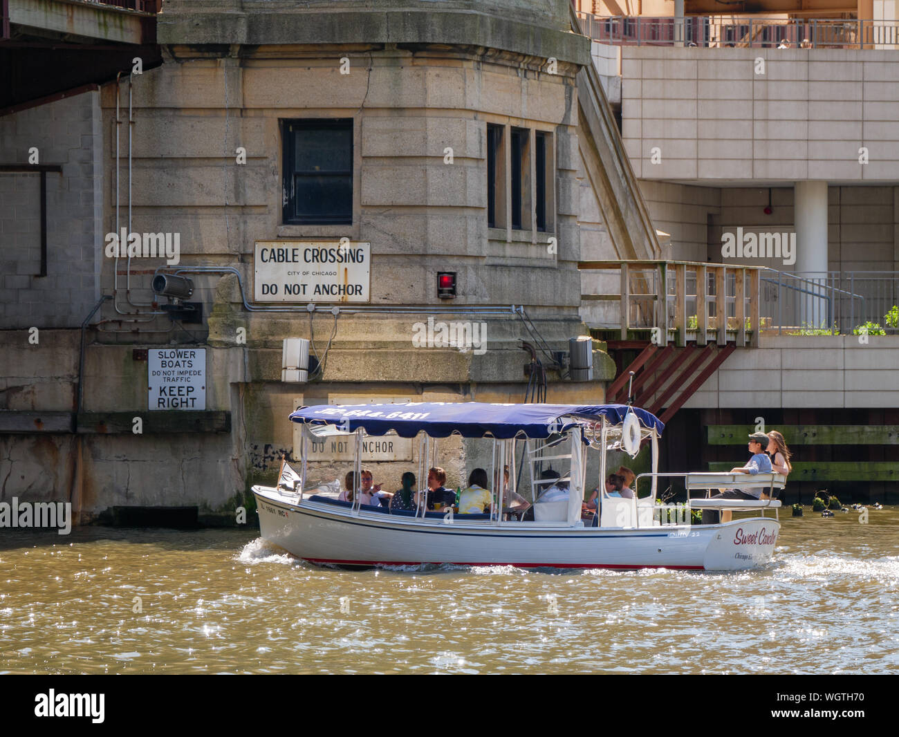 Kleines Boot nähert sich der Lake Street Bridge, Chicago River. Stockfoto
