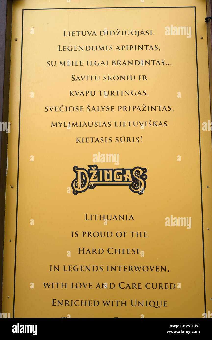 Im Café Dziugas, Vilnius, Litauen, können Sie vor der Werbung für Käse unterschreiben Stockfoto