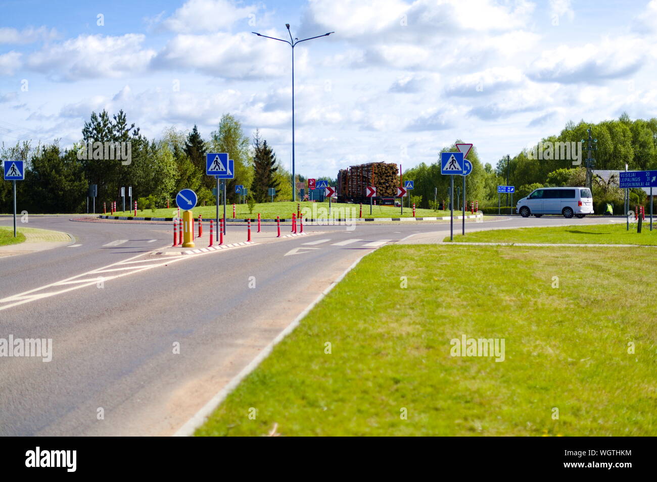 Ein Kreisverkehr auf der Autobahn in Litauen bis zur polnischen Grenze in Pasiekos, Litauen Stockfoto