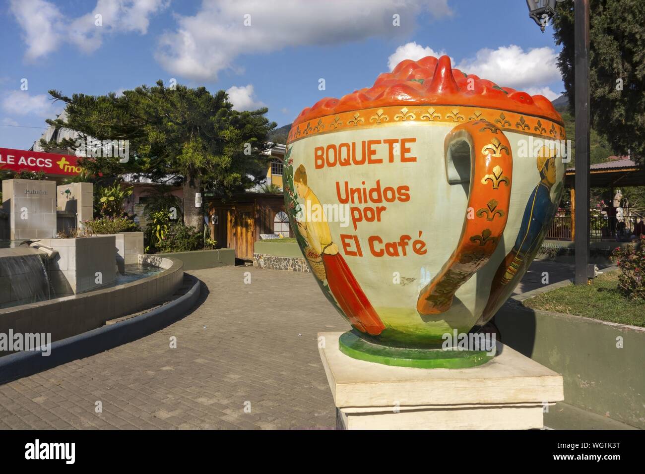 Große bunte Kaffeetasse stehend in Boquete Panama City Center Square Urban Park mit großen Buchstaben mit der Aufschrift „United by Coffee“ Stockfoto