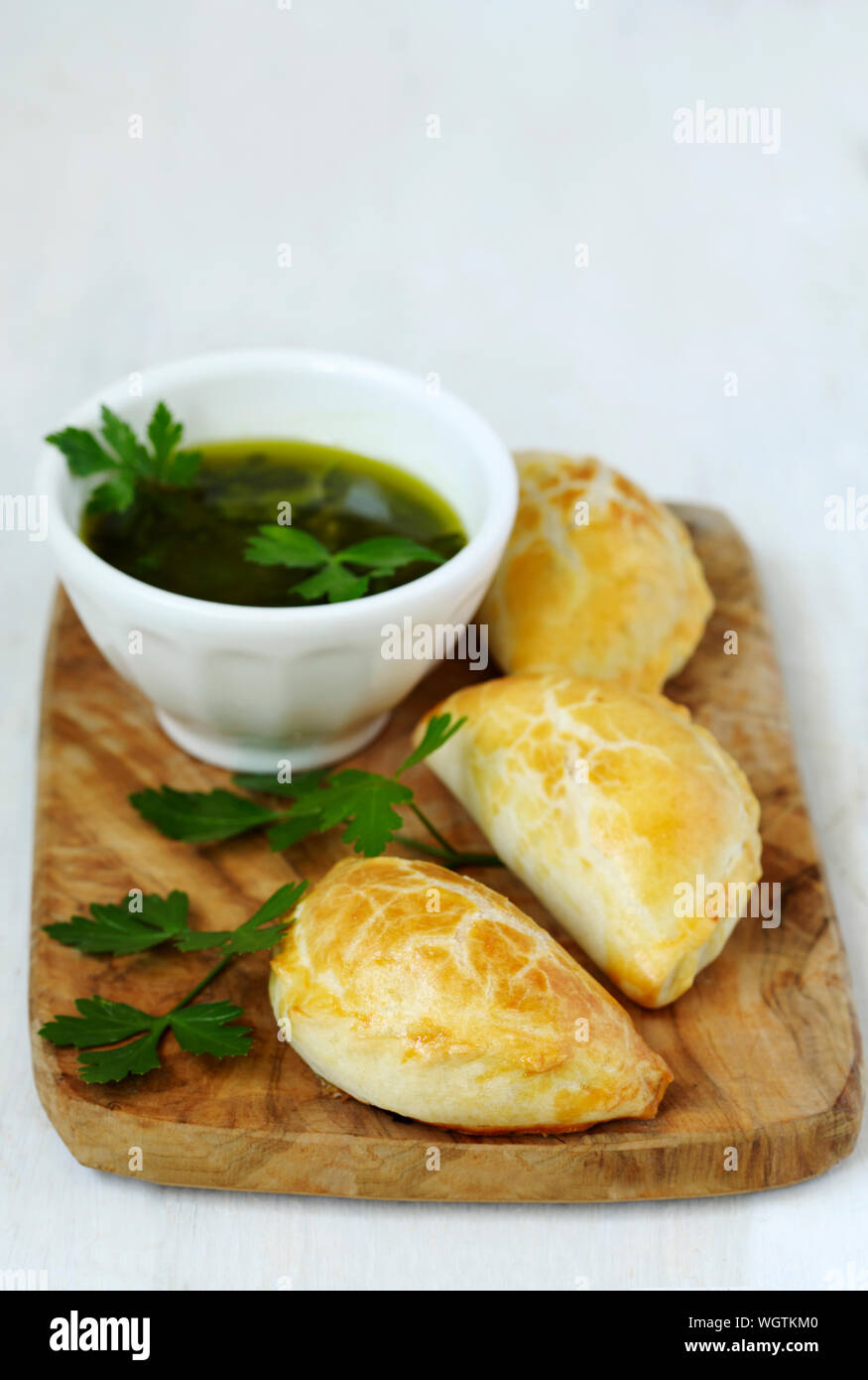 Empanadas mit chimichurri Sauce auf Holz kochen Board Stockfoto