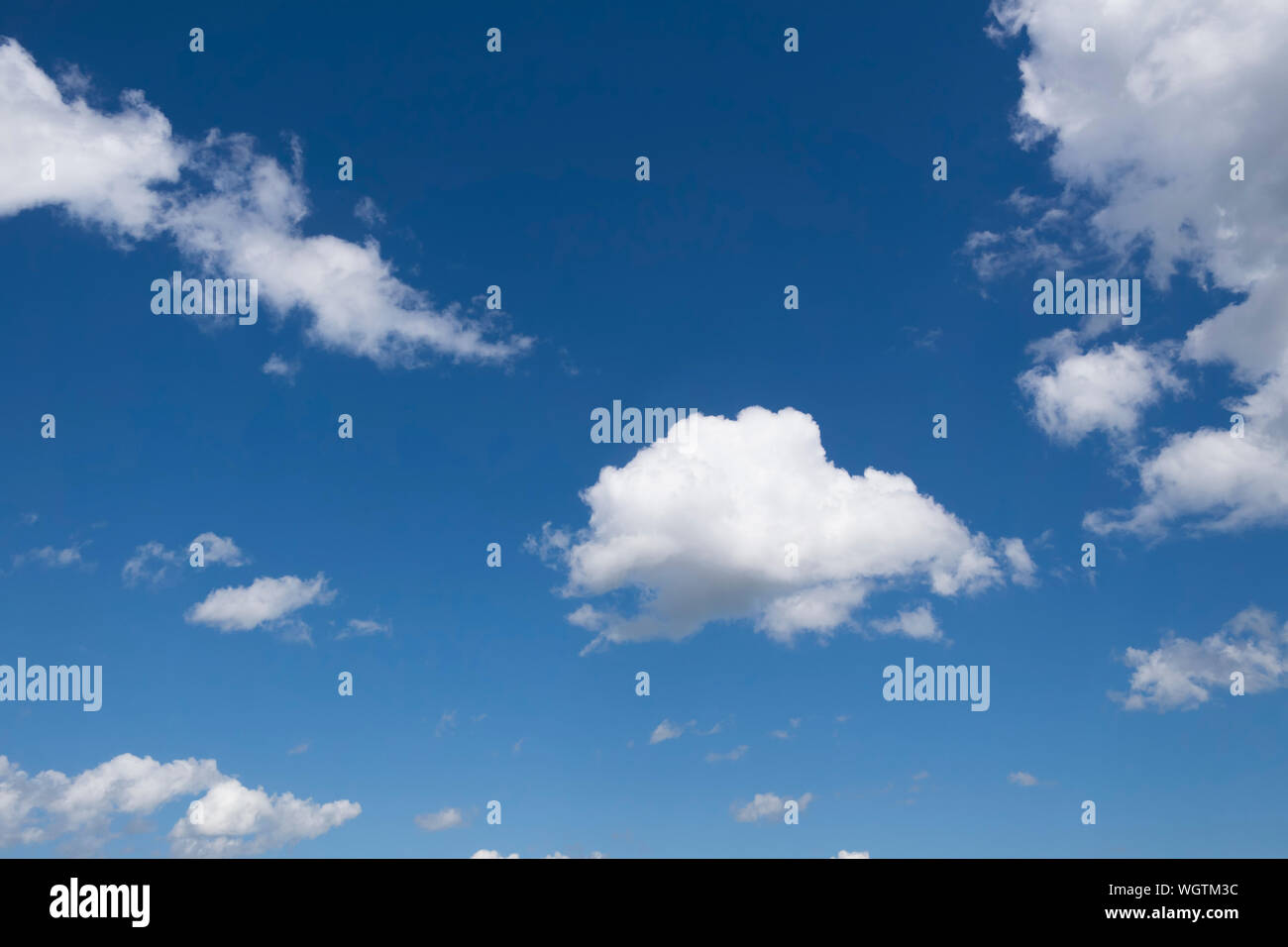 Blue Sky. Himmel Hintergrund. Weiße Wolken. Stockfoto
