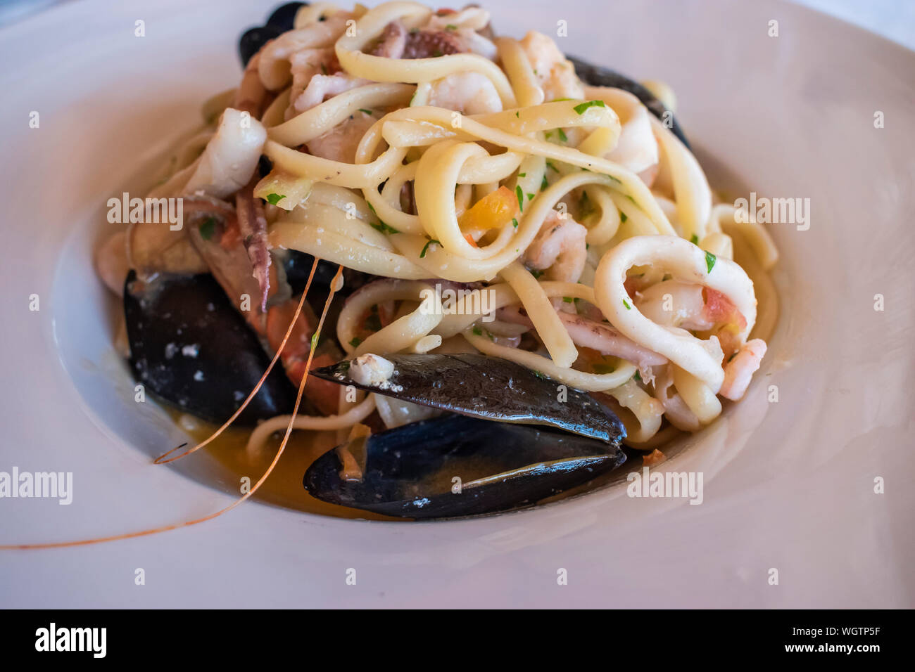 Linguine mit Meeresfrüchten serviert in einem Restaurant in Saranda, Albanien. Stockfoto