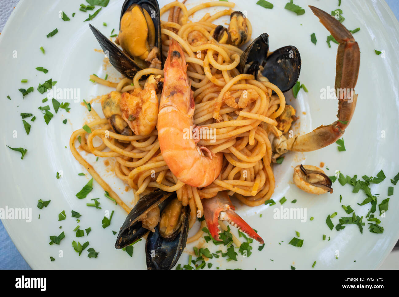 Linguine mit Meeresfrüchten serviert in einem Restaurant in Saranda, Albanien. Stockfoto