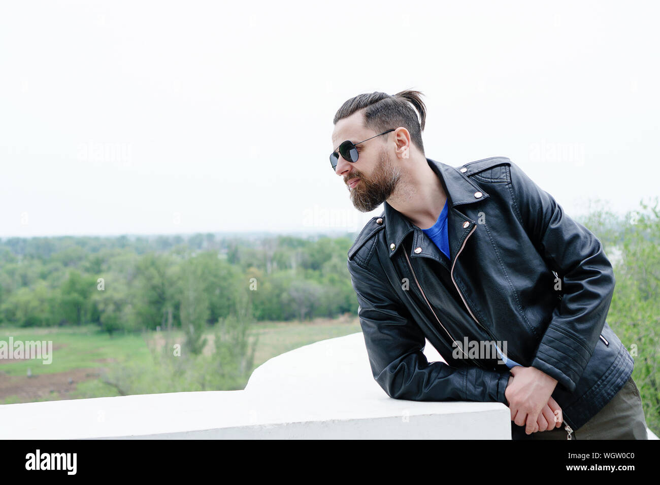 Seitenansicht fashion Portrait des Denkens stilvolle Jungen gut aussehenden Bärtigen hipster Mann in Sonnenbrille weg schauen. Stockfoto