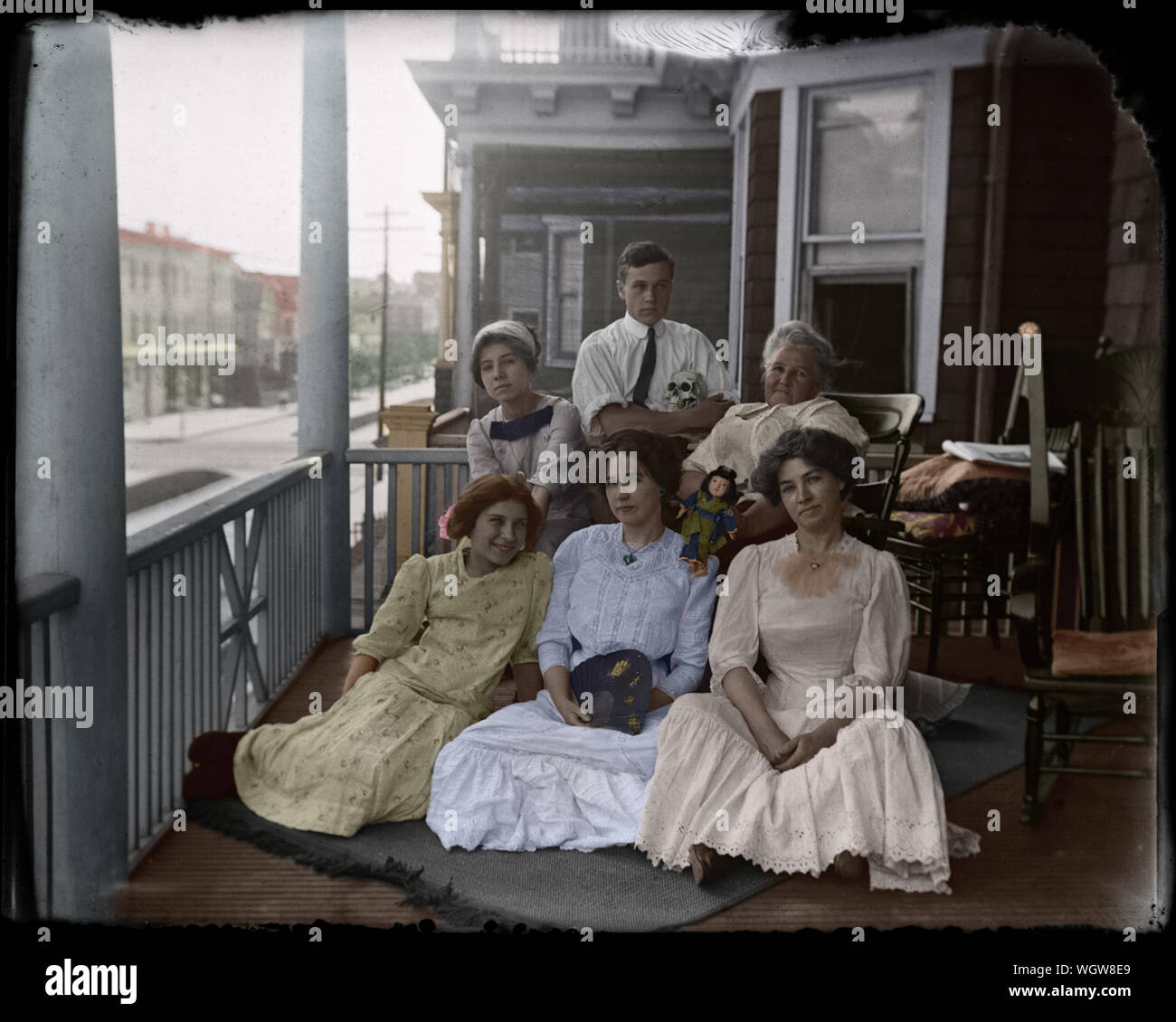Family Portrait im Sommer Stadt Einstellung: eine Gruppe von Frauen und jungen Menschen, wahrscheinlich Student der Medizin, auf einem Balkon in einer Stadt nach Hause. Im Osten der USA, Anfang 1900. Stockfoto