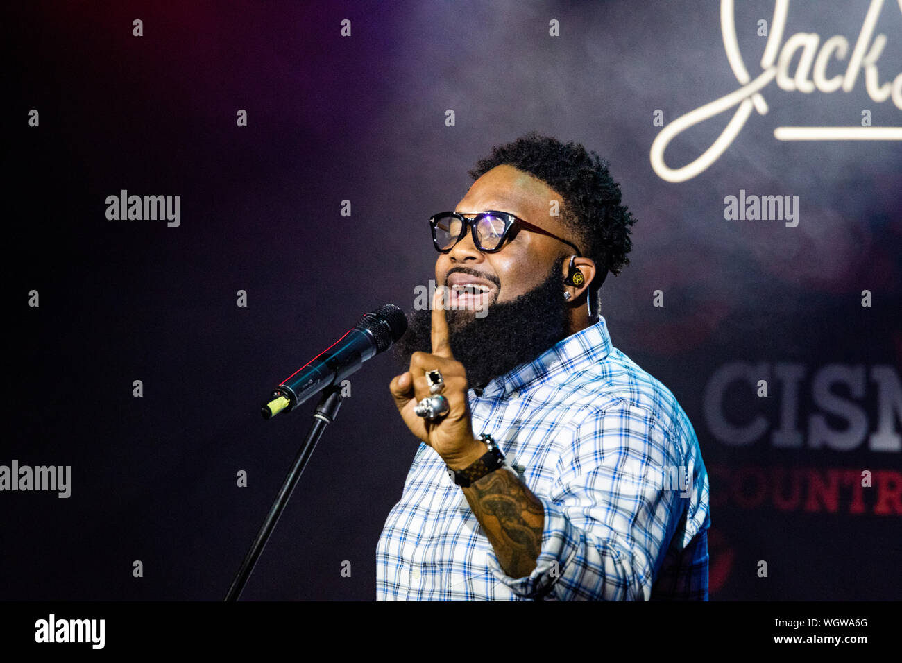 Edmonton, Kanada. 30 Aug, 2019. Mit über 25 Millionen Streams von seinem Hit "Git", die Musik sensation Blanco Braun schlug das Cook County Limousine Phase am Samstag Nacht. Seine Fähigkeit, die reichen von Sopran bis Tenor zu decken, ist es offensichtlich, Blanco ist mehr als ein einzelner Song Künstler, er nahm die Menge durch viele seiner eigenen plus mischt der populären Country Songs, die mit der Song, machte ihn berühmt Git Up" Credit: SOPA Images Limited/Alamy leben Nachrichten Stockfoto Edmonton, Kanada. 30 Aug, 2019. Mit über 25 Millionen Streams von seinem Hit "Git", die Musik sensation Blanco Braun schlug das Cook County Limousine Phase am Samstag Nacht. Seine Fähigkeit, die reichen von Sopran bis Tenor zu decken, ist es offensichtlich, Blanco ist mehr als ein einzelner Song Künstler, er nahm die Menge durch viele seiner eigenen plus mischt der populären Country Songs, die mit der Song, machte ihn berühmt Git Up" Credit: SOPA Images Limited/Alamy leben Nachrichten Stockfoto