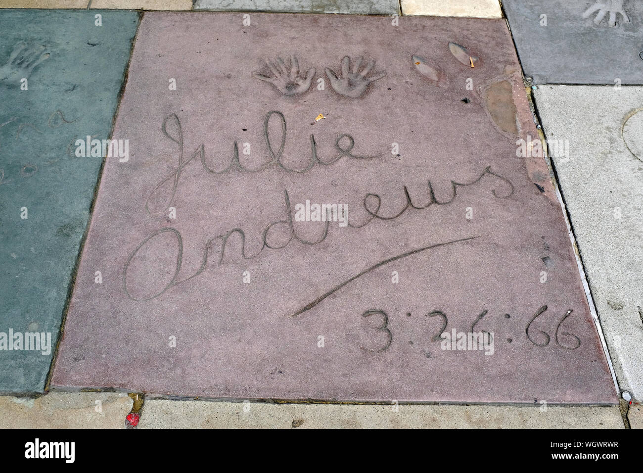 Julie Andrews Hand und Fuß druckt vor dem Grauman's Chinese Theater in Hollywood, Kalifornien Stockfoto