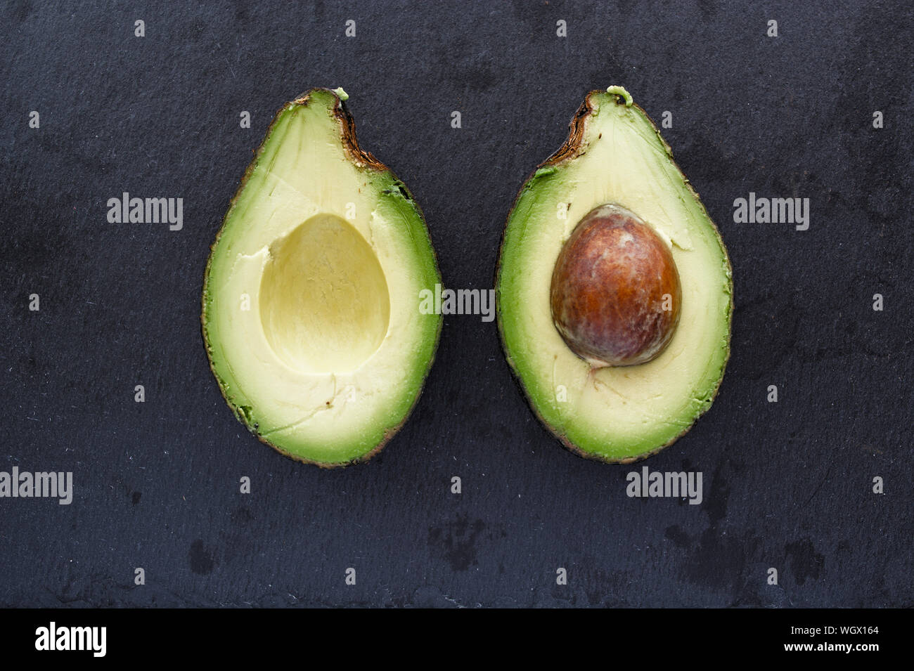 Avocado Halbieren ungefähr Stockfoto