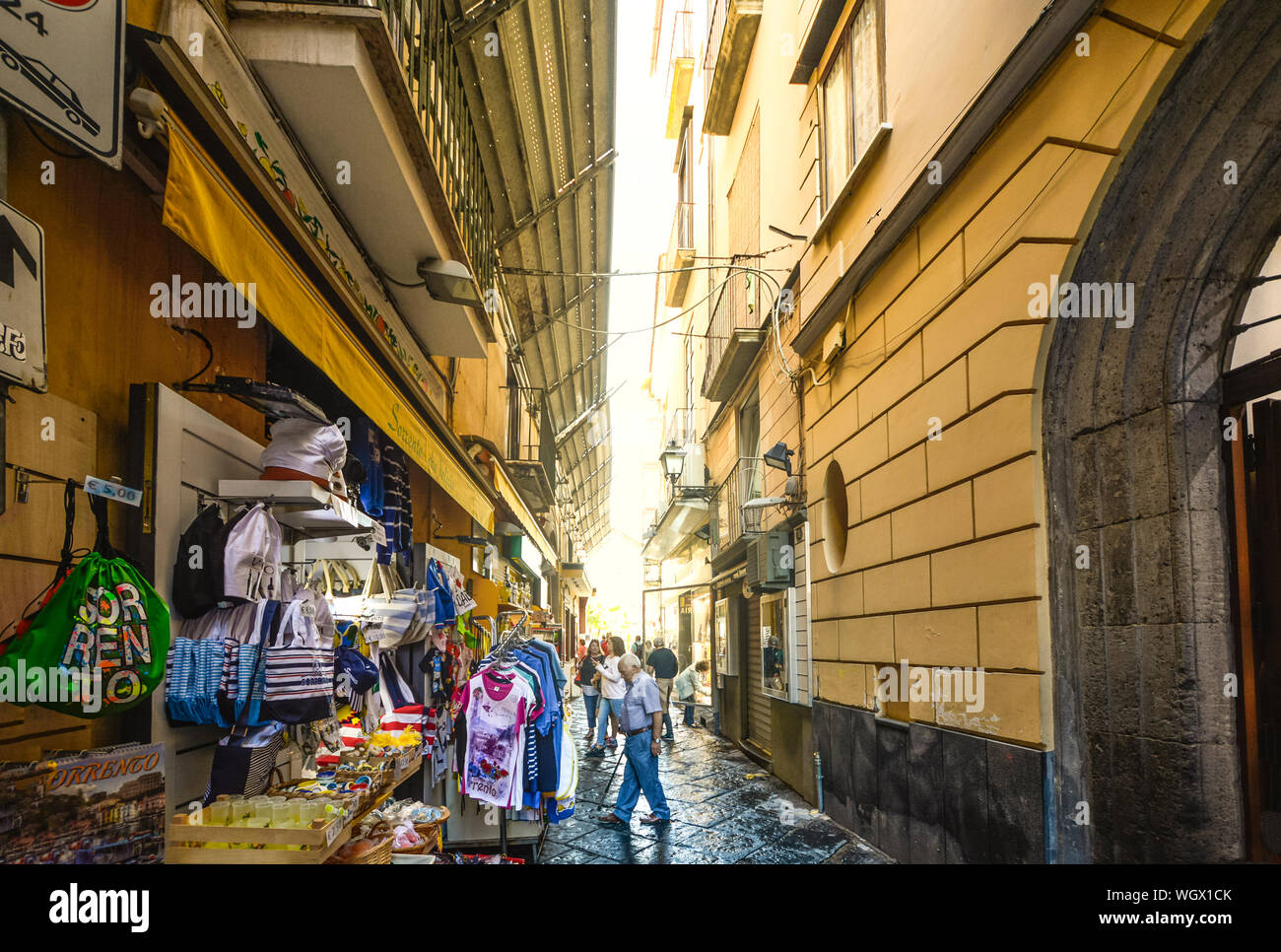 Eine schmale Gasse in Sorrent Italien mit einem Markt im freien Verkauf Geschenke und Souvenirs als Touristen und Einheimischen shop Stockfoto