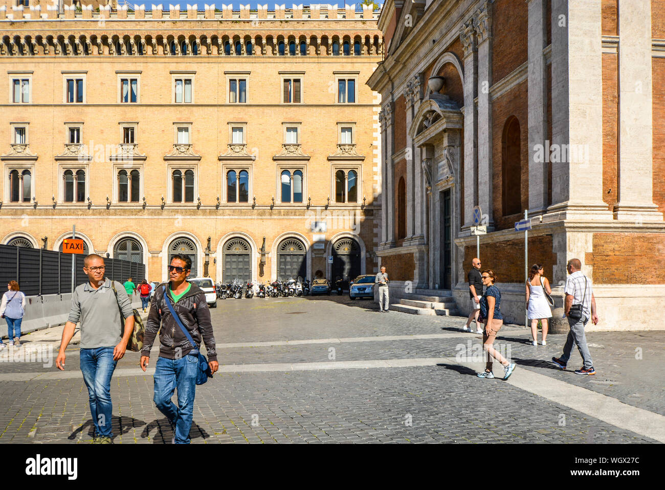 Zwei italienische Männer Spaziergang, vorbei an der Kirche Santa Maria di Loreto in der Nähe des Trajan Spalte im historischen Teil von Rom, Italien Stockfoto