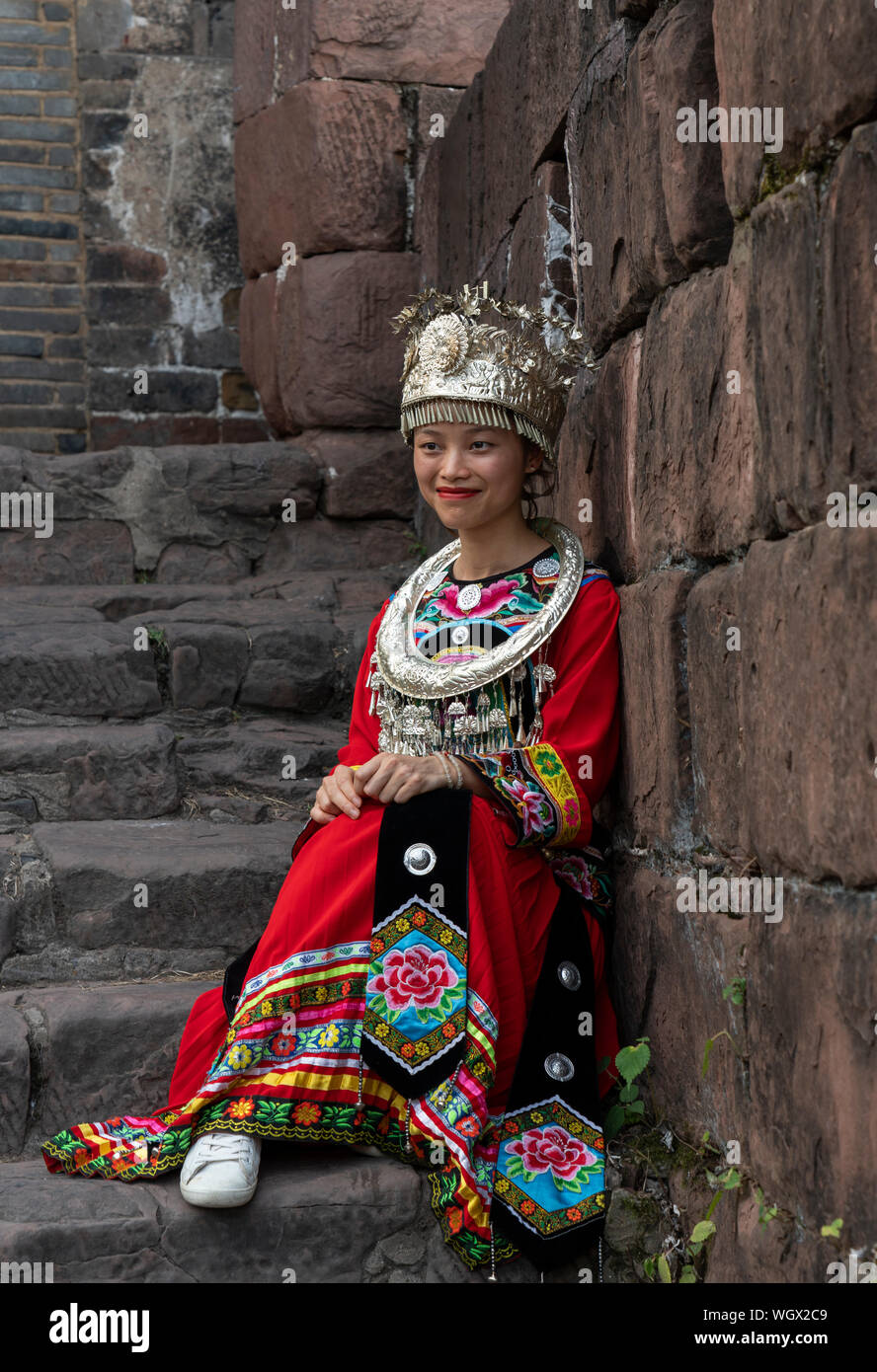 Traditionell gekleidete Frau posiert alten Phoenix Stadt Fenghuang in der Nacht. Stockfoto