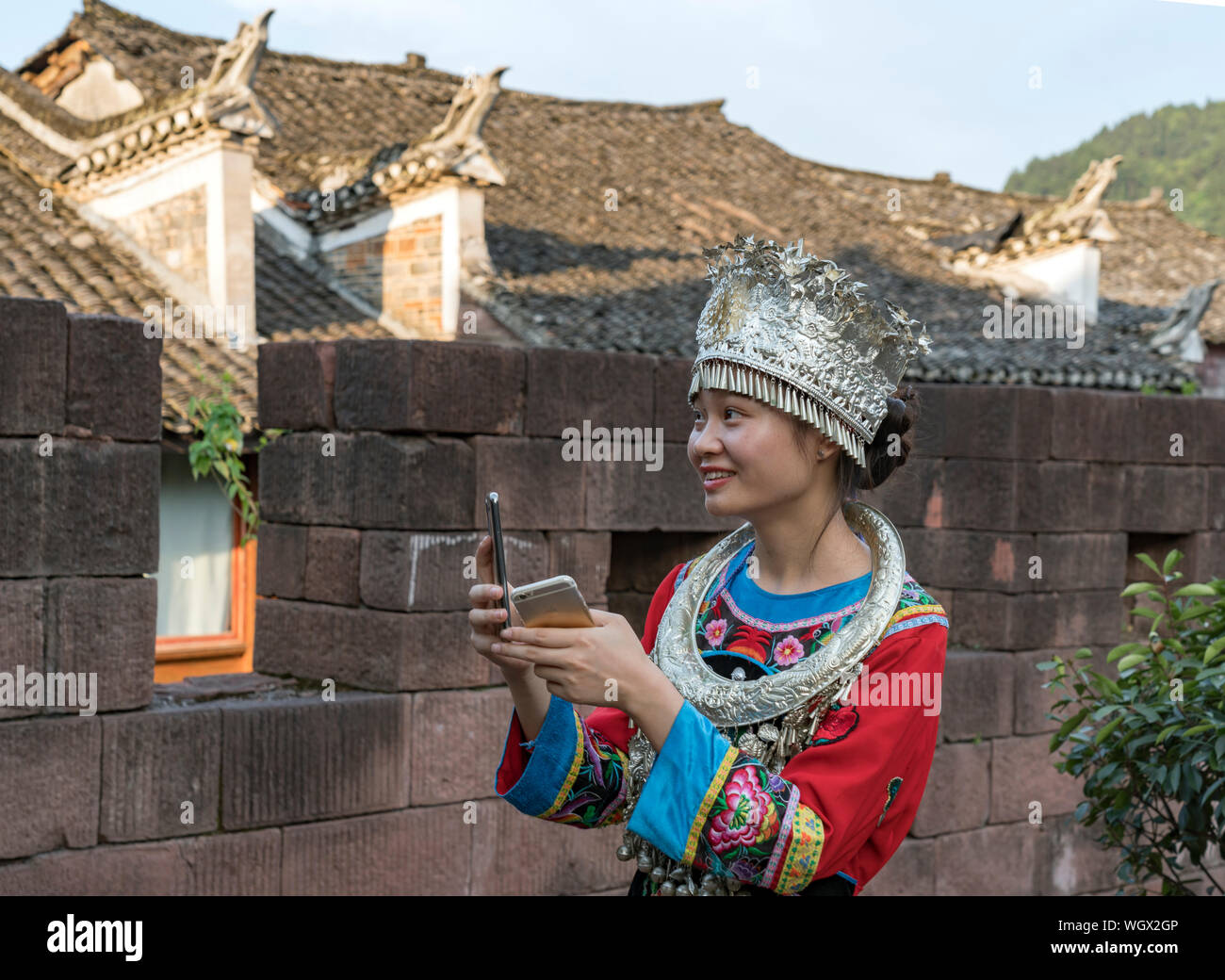 Traditionell gekleidete Frau posiert alten Phoenix Stadt Fenghuang in der Nacht. Stockfoto