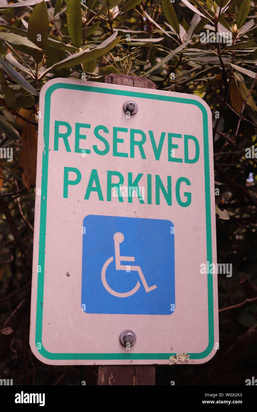 Behinderte zugänglich Parkplatz Schild in der NC-Berge Stockfoto