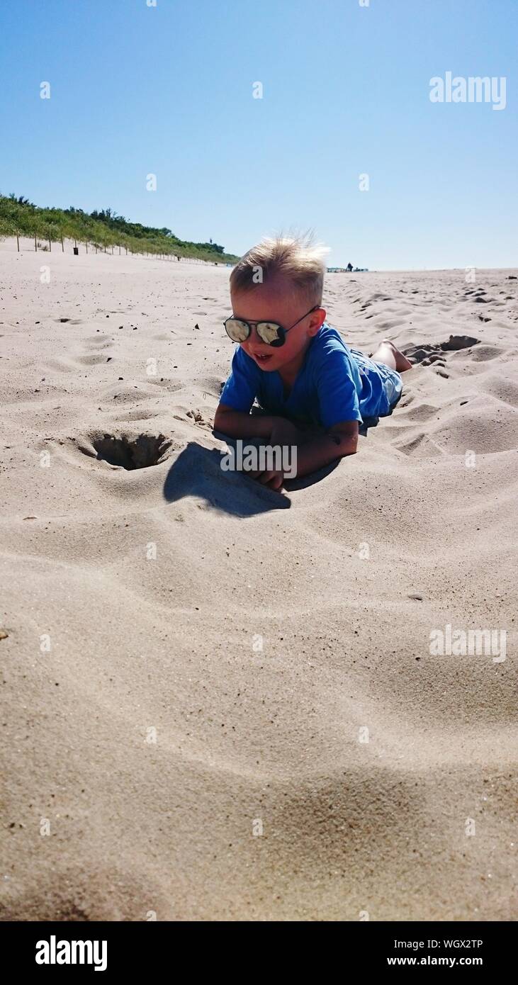 Junge liegend am strand Fotos und Bildmaterial in hoher Auflösung Alamy