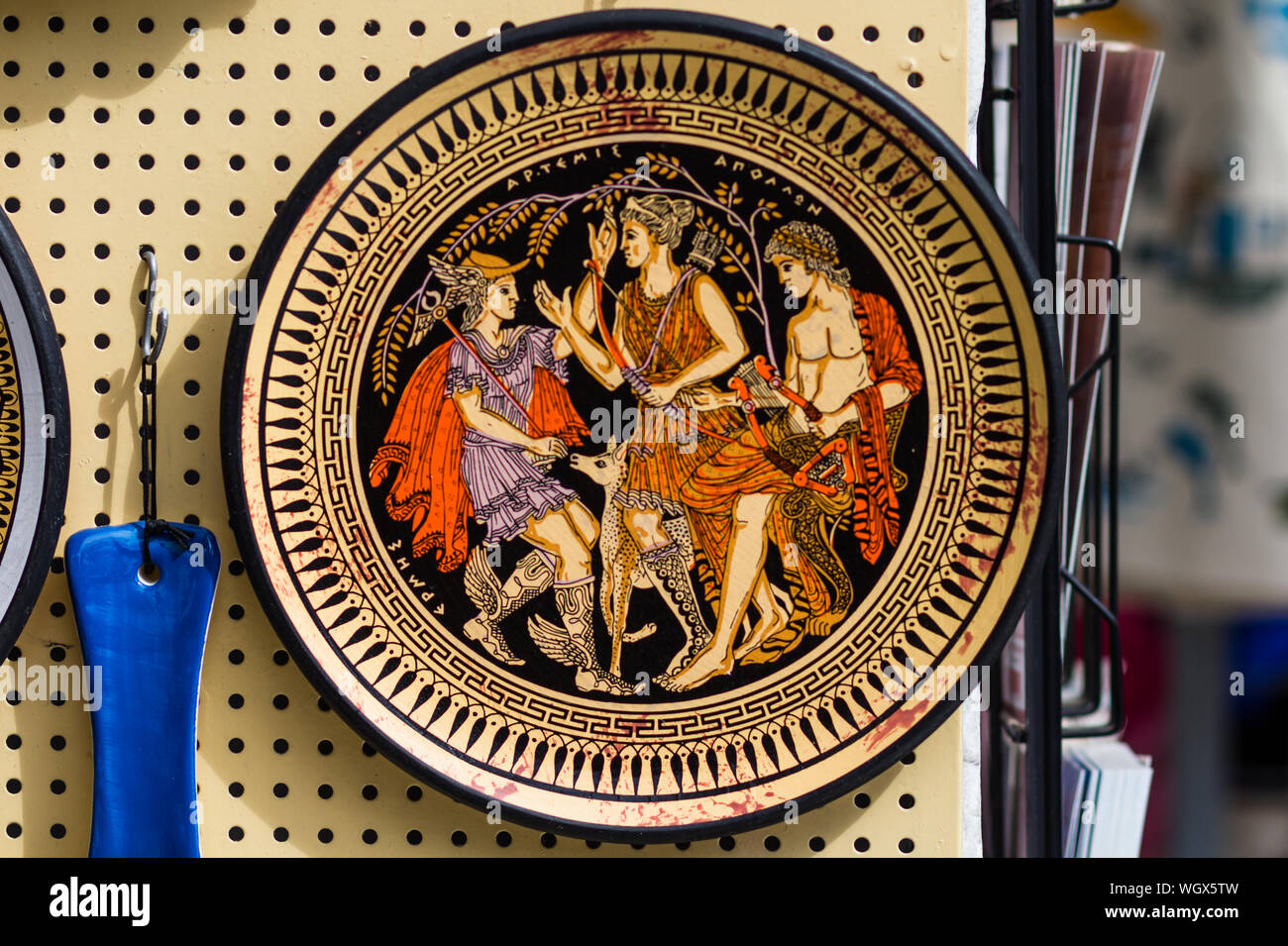 Close Up Von Lackierten Platte Hangen An Shop Stockfotografie Alamy