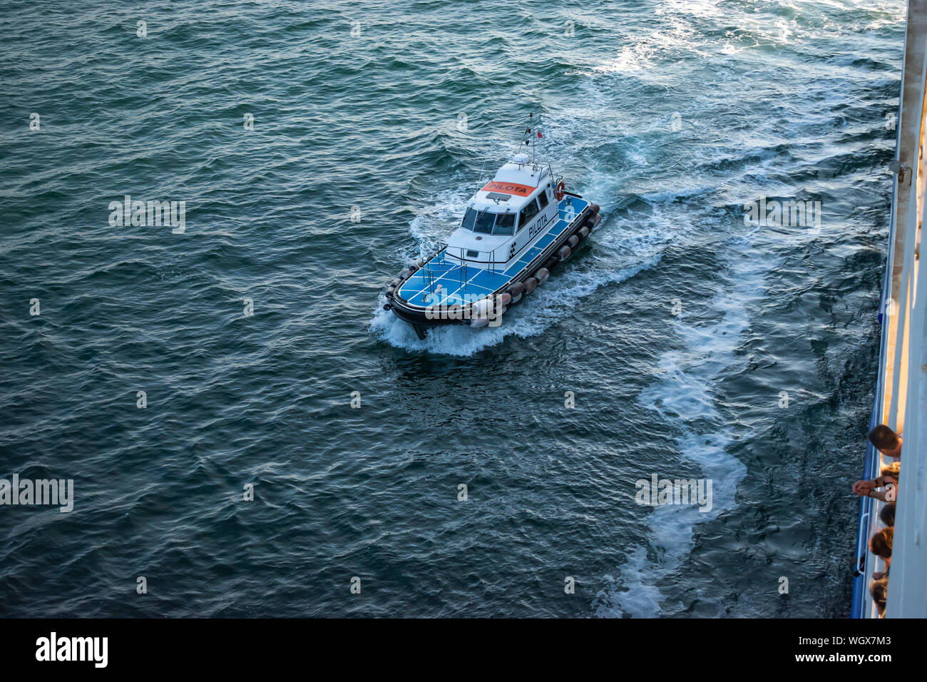 Ancona, Italien - Juni 2019: Pilot Boot helfen ein Liner durch gefährliche Gewässer. Stockfoto