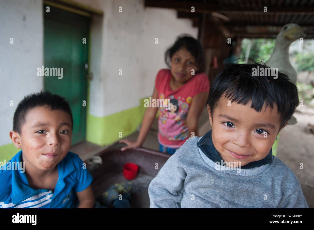 Ein maya indigene Kinder zu Hause in San Jorge La Laguna, Solola, Guatemala. Stockfoto