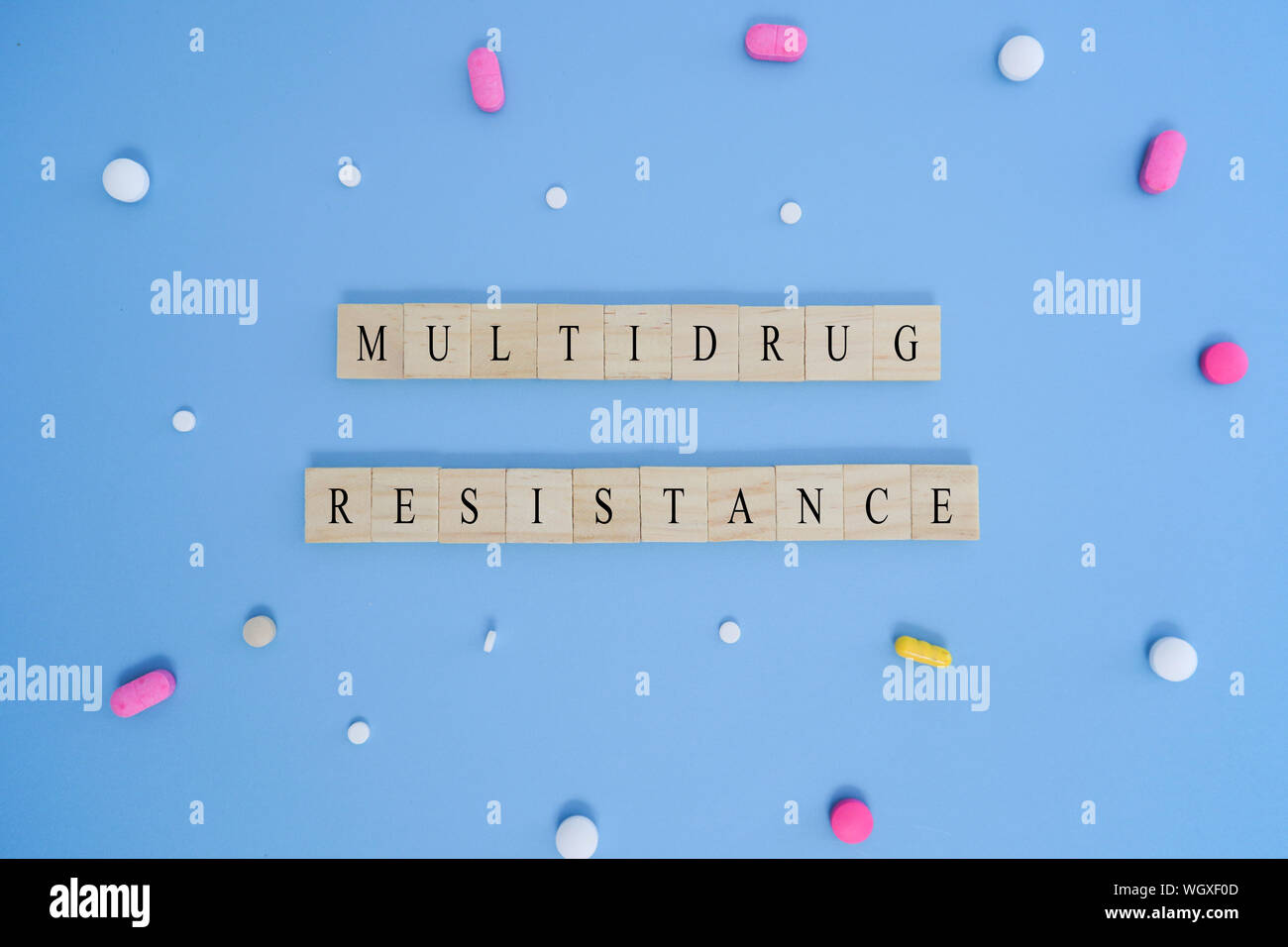 Konzept der Multidrug-resistenz mit Medikamenten oder Pillen in Holzblock Buchstaben. Stockfoto
