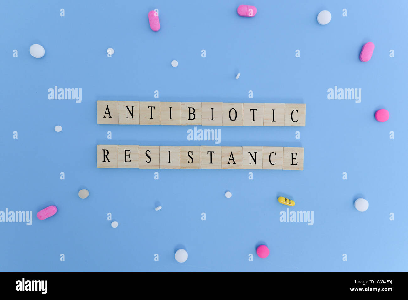 Konzept der Antibiotikaresistenz mit Medikamenten oder Pillen in Holzblock Buchstaben. Stockfoto