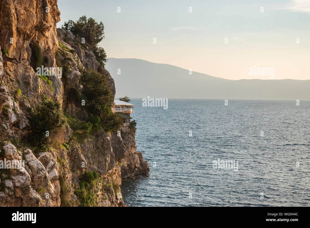 Anzeigen von Vlora felsigen Ufer, Albanien Stockfoto