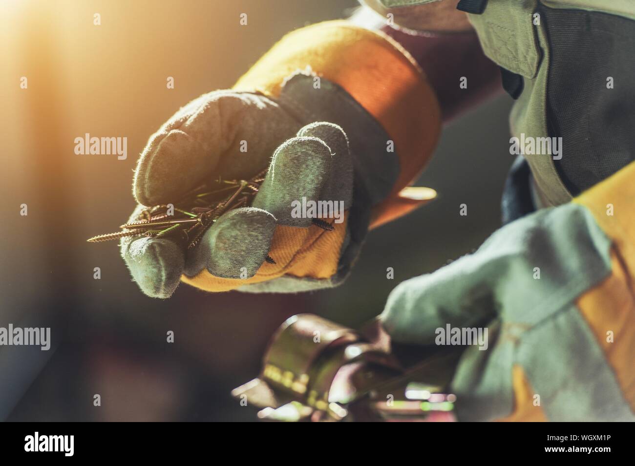Zugeschnittenes Bild des Arbeitnehmers Holding Werkzeug Stockfoto