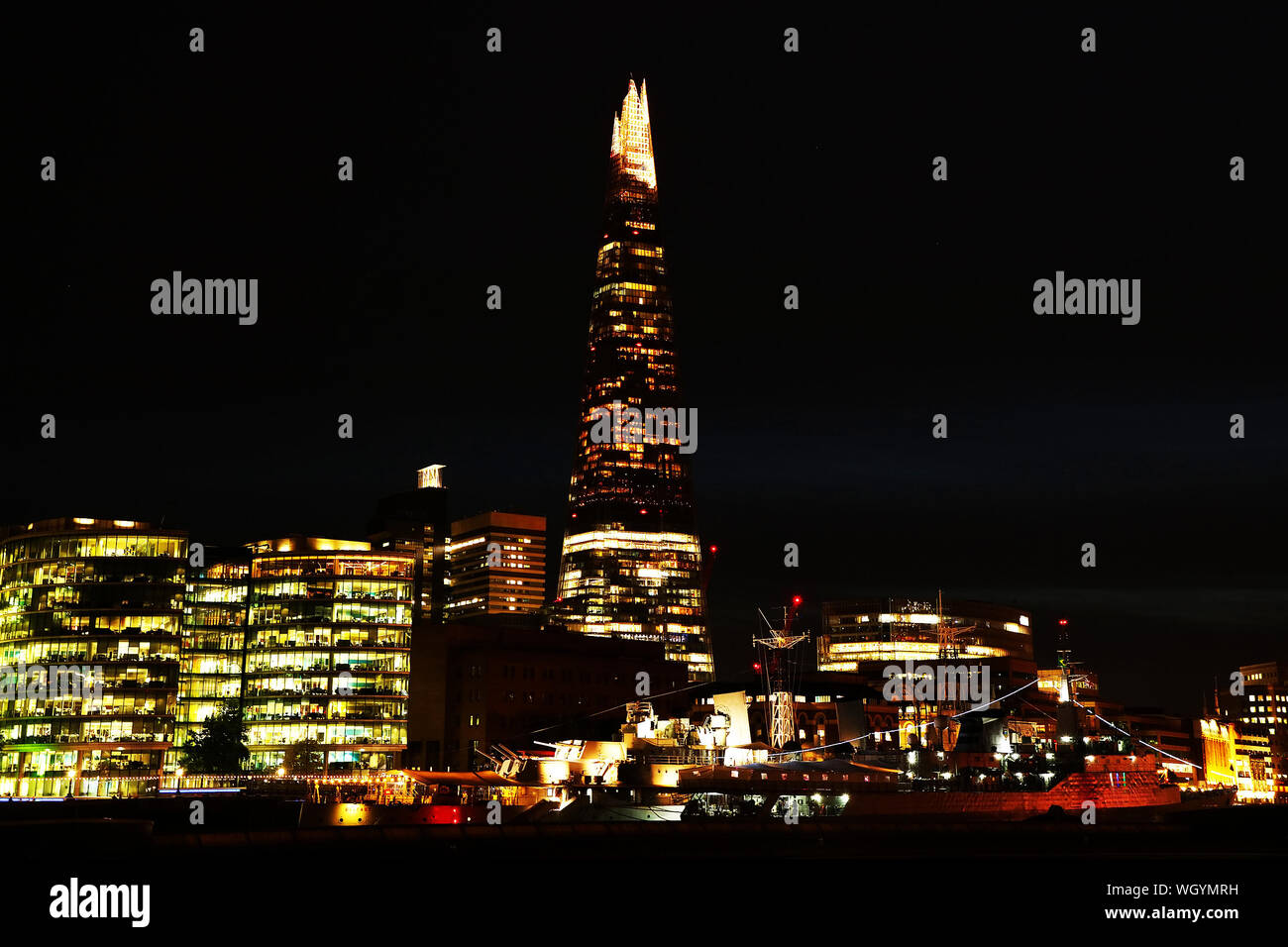 Low Angle Blick auf das beleuchtete Turm bei Nacht Stockfoto