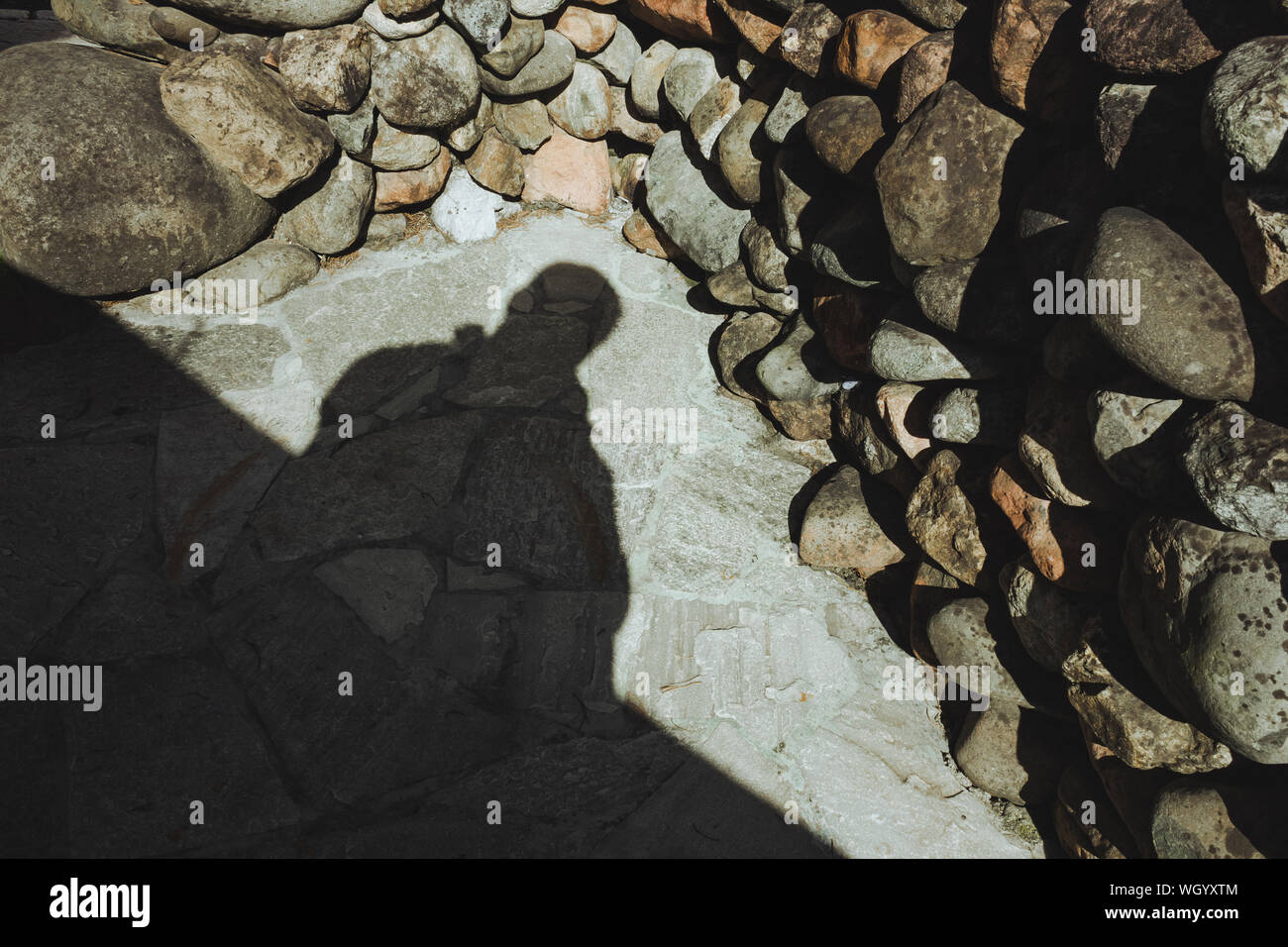 Schatten des Menschen durch den Felsen Stockfoto