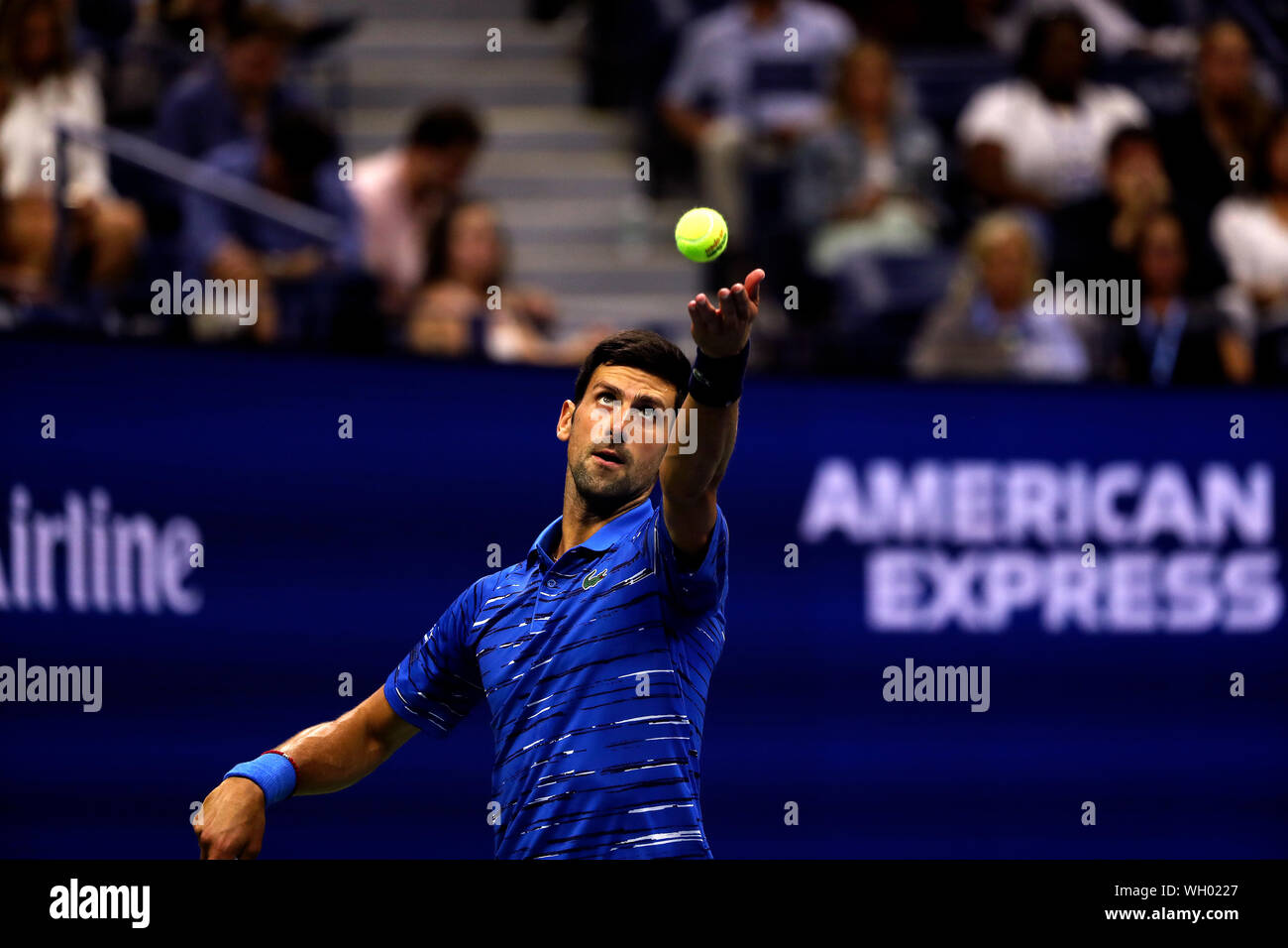 Flushing Meadows, New York, Vereinigte Staaten - 1 September 2019. Novak Djokovic serviert zu Stan Wawrinka in der Schweiz während der vierten Runde bei den US Open in Flushing Meadows, New York. Wawrinka, der führenden war zwei Sätze zu keinen, gewann das Match, wenn Djokovic im dritten Satz in den Ruhestand. Quelle: Adam Stoltman/Alamy leben Nachrichten Stockfoto