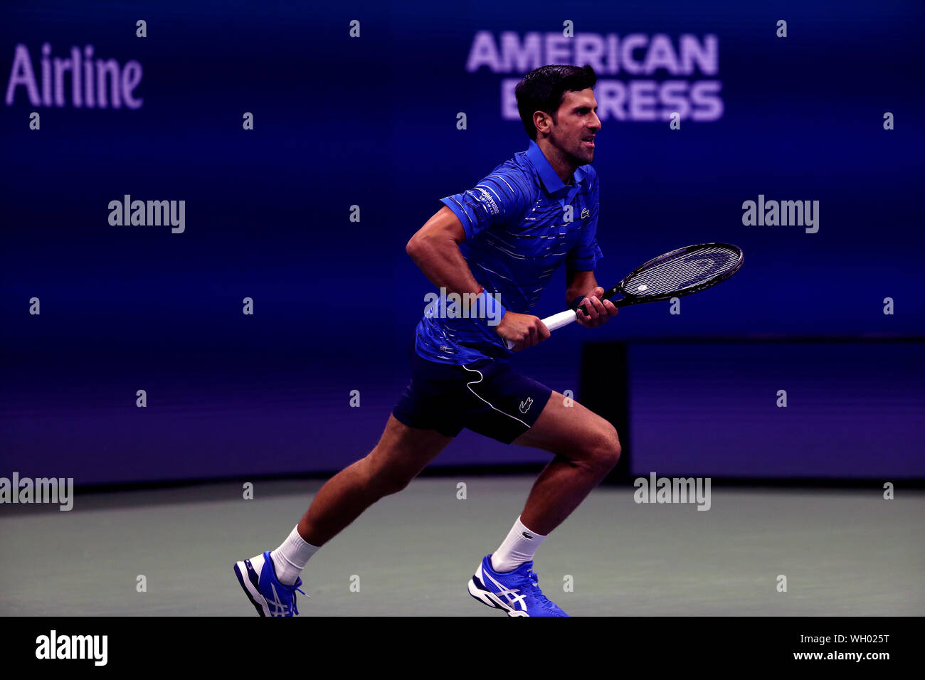 Flushing Meadows, New York, Vereinigte Staaten - 1 September 2019. Novak Djokovic kriecht für eine Rückkehr zu Stan Wawrinka in der Schweiz während der vierten Runde bei den US Open in Flushing Meadows, New York. Wawrinka, der führenden war zwei Sätze zu keinen, gewann das Match, wenn Djokovic im dritten Satz in den Ruhestand. Quelle: Adam Stoltman/Alamy leben Nachrichten Stockfoto