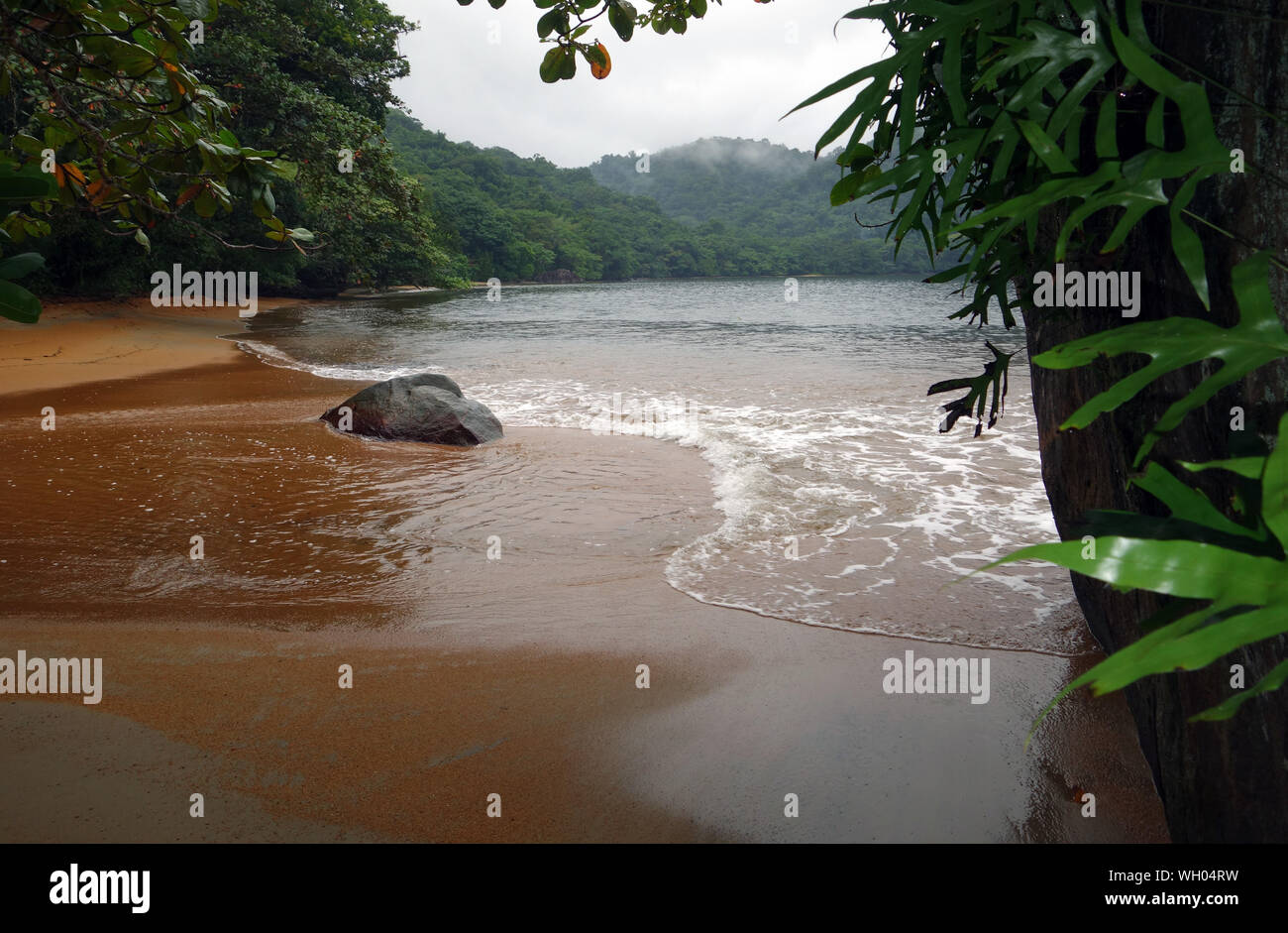 Regnerische Küstenlinie von Nosy Mangabe, Masoala Nationalpark, Madagaskar Stockfoto