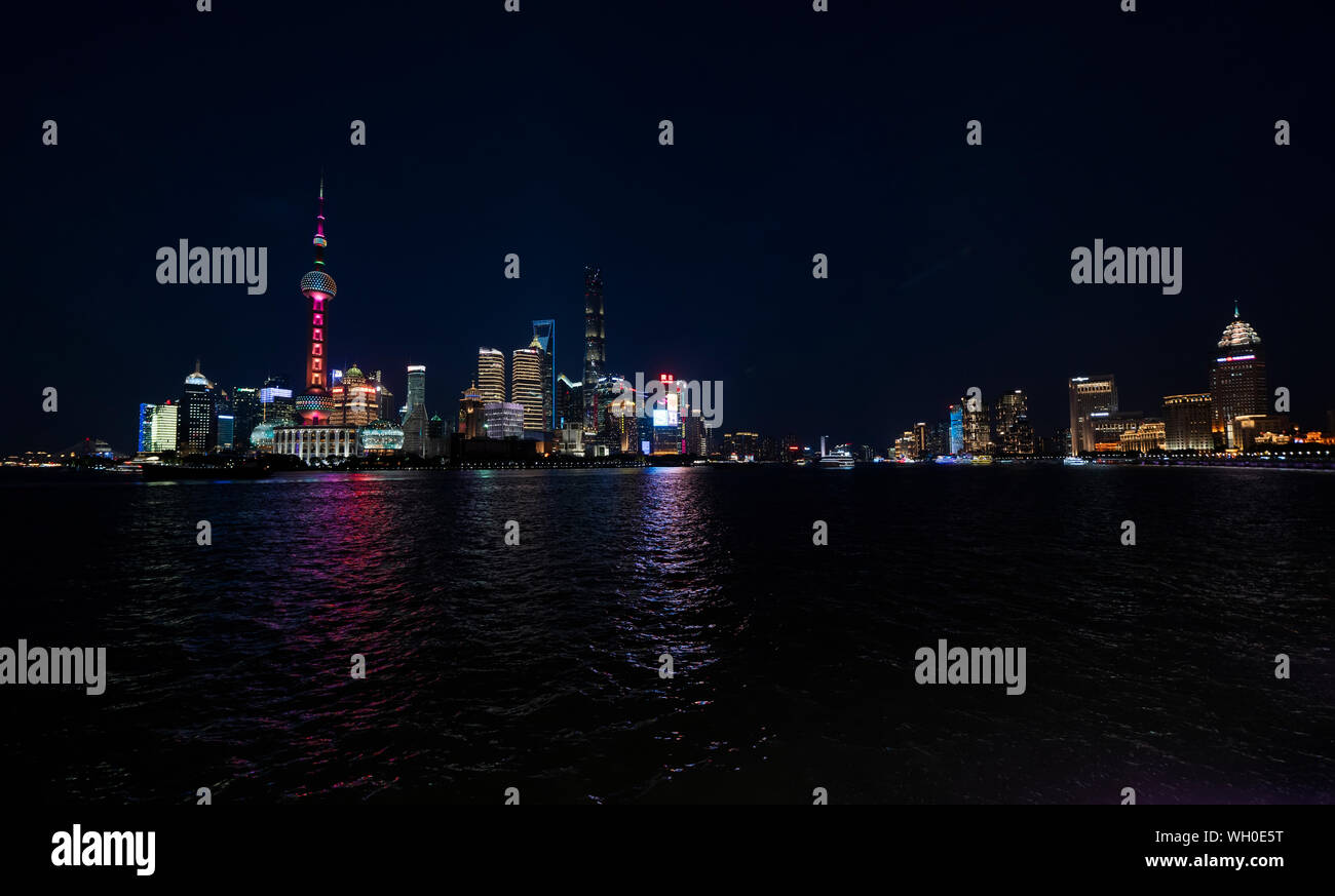 Shanghai Skyline bei Nacht. Stockfoto