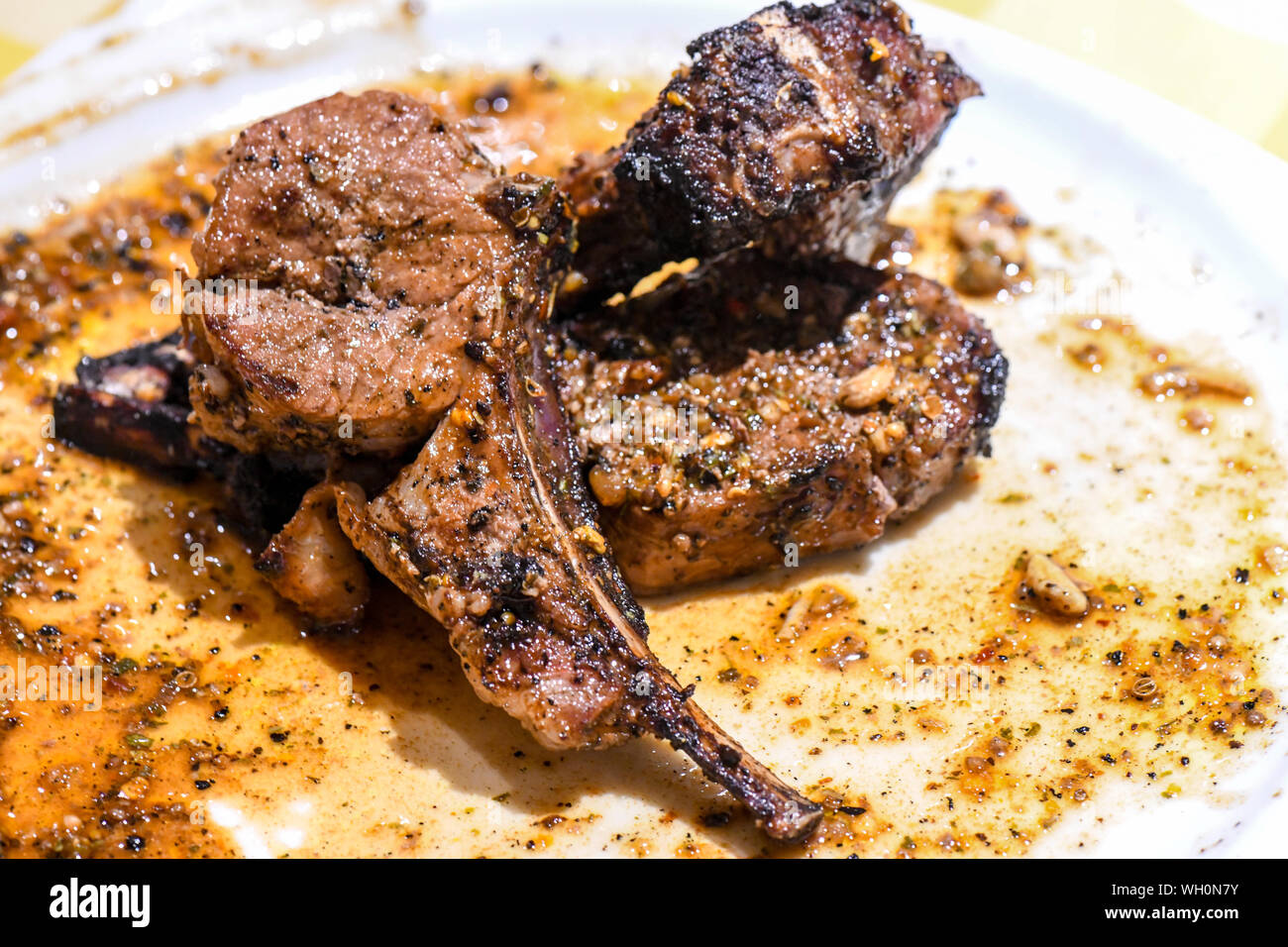 Gut Rib Eye Steak in schmierige weiße Platte getan. Das Steak mit Tender kochen ist gut gemacht und glitzert mit den Säften trocknen auf die weiße Platte. Stockfoto