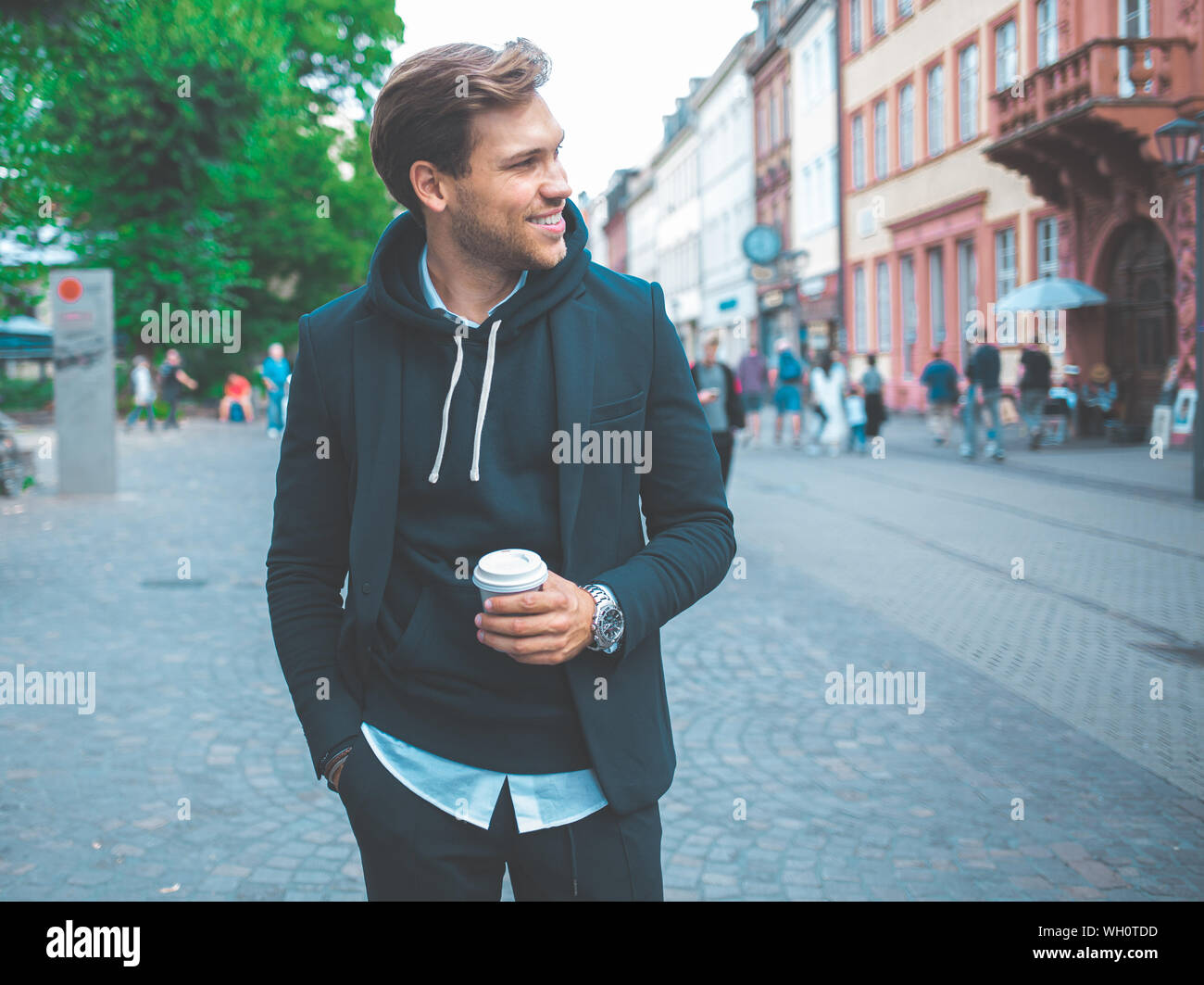 Junge Erwachsene schöne Attraktive stilvolle Geschäftsmann Gönnen Sie sich eine Pause und trinken Kaffee auf der Straße Stockfoto