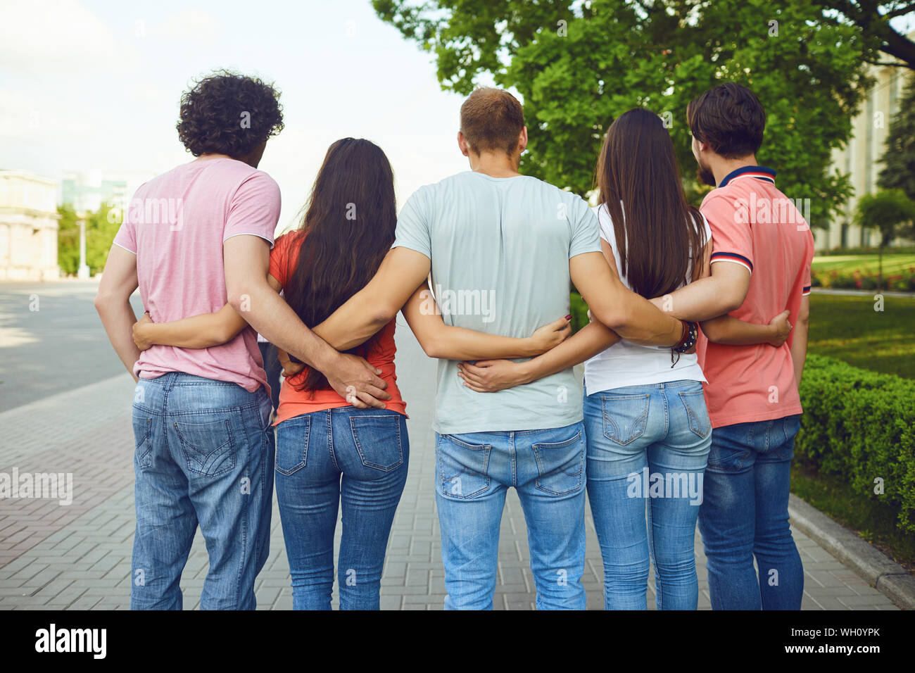 Gruppe von Menschen Lächeln auf einer Straße der Stadt im Sommer. Stockfoto