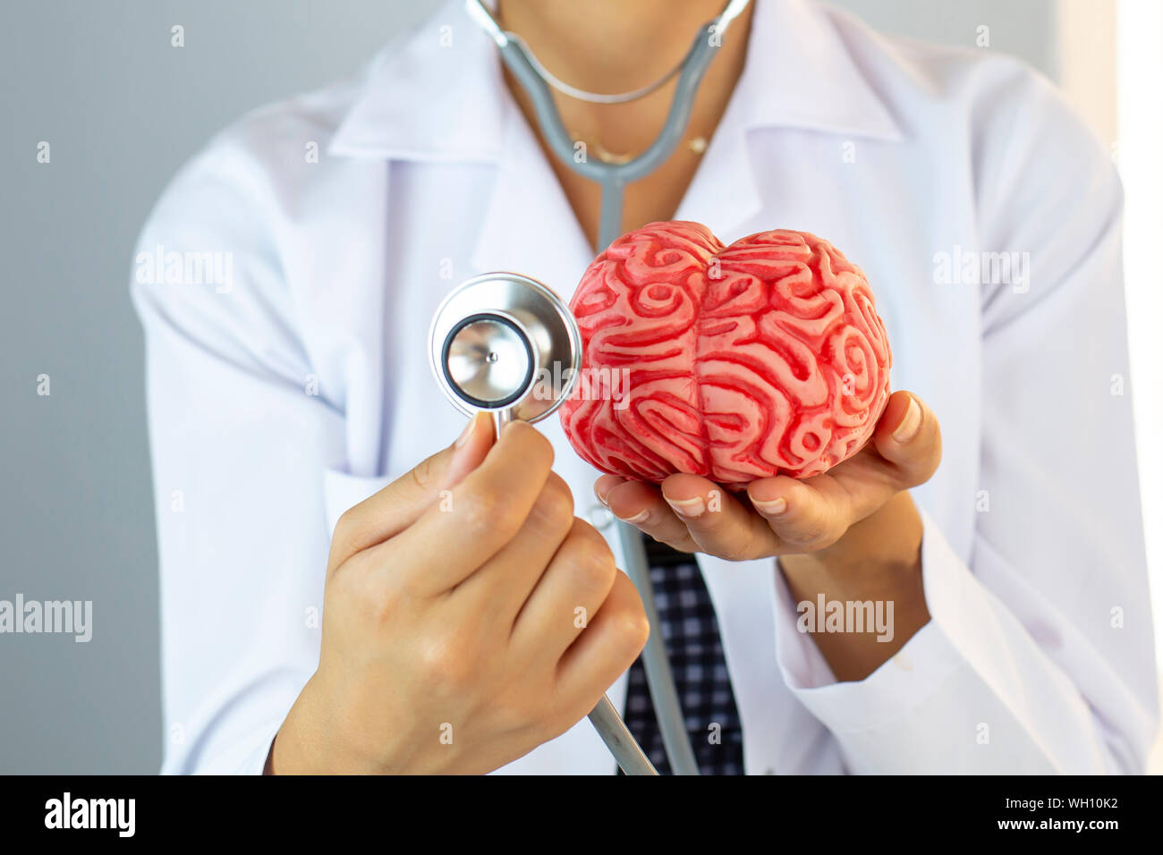Arzt Hand mit Gehirn. Die Bedeutung der frühen Diagnose Konzept Stockfoto