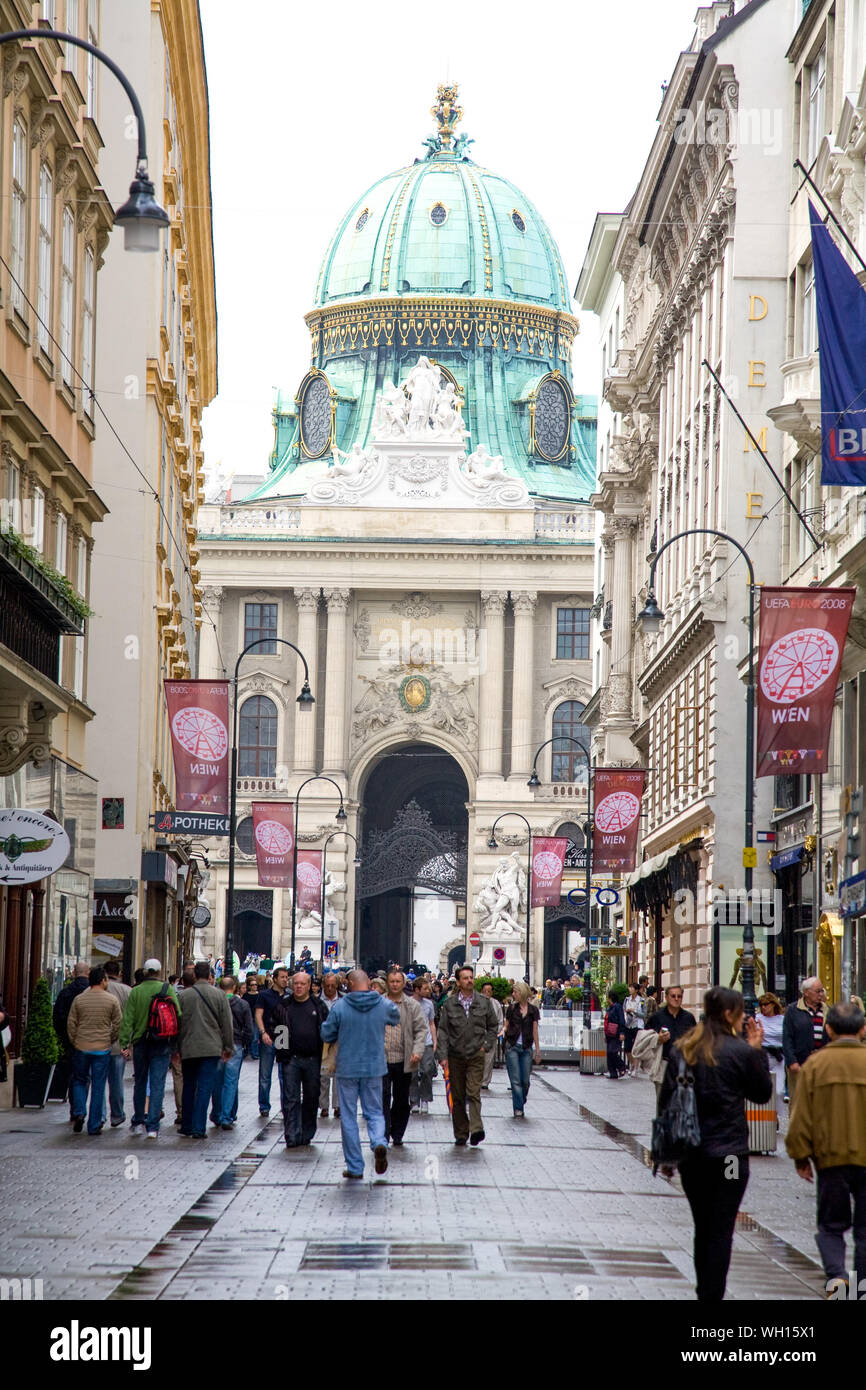 Kohlmarkt mit Michaelerplatz und Hofburg im Hintergrund. Wien Österreich Stockfoto