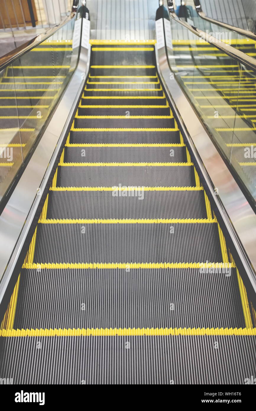 Moderne Rolltreppe gelben Streifen in der Gemeinschaft Mall. Stockfoto