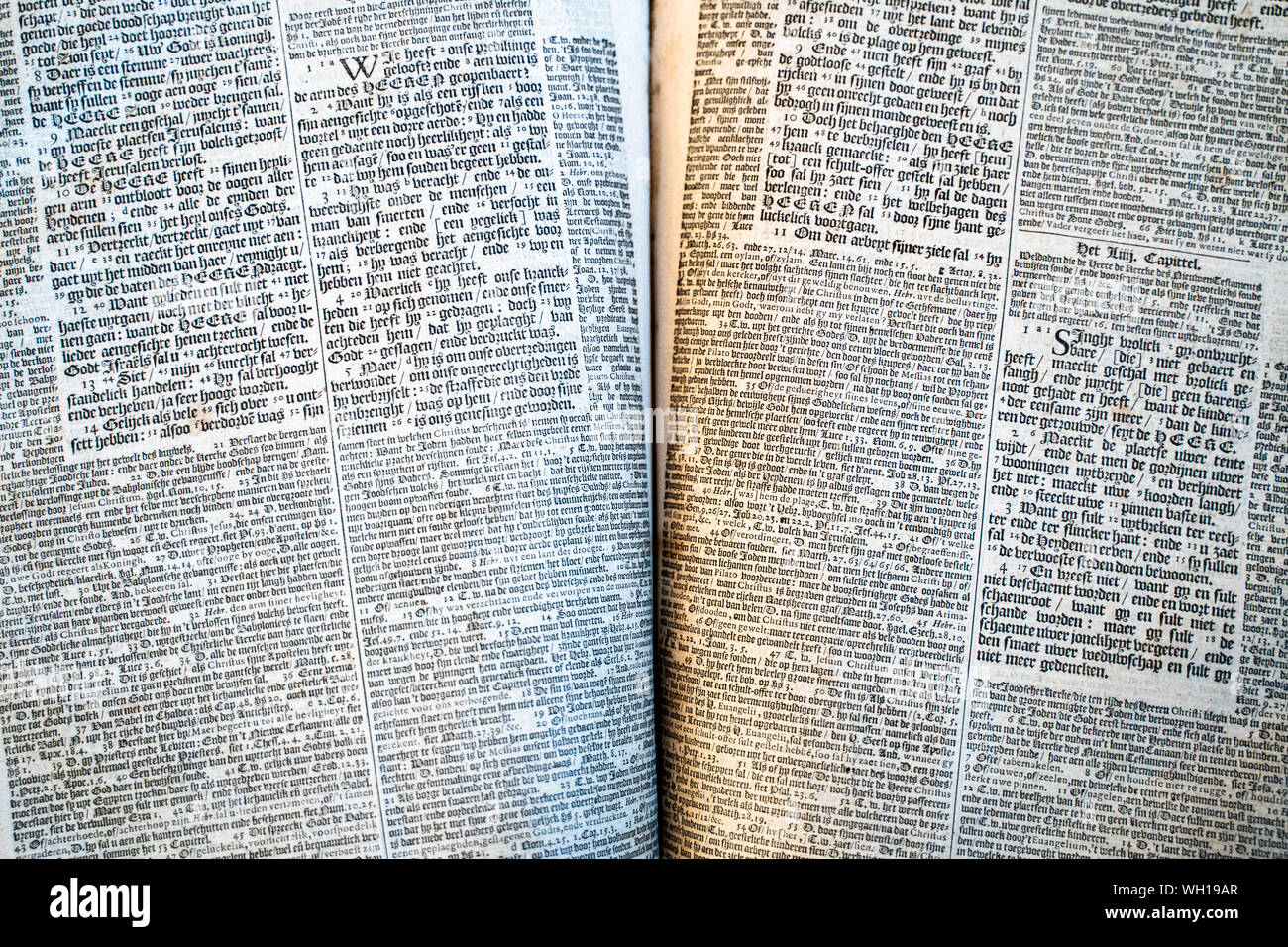 Alten Holländischen Staaten Bibel mit gotischen Manuskript und der niederländische Text der Psalmen und relegieuse Texte Stockfoto